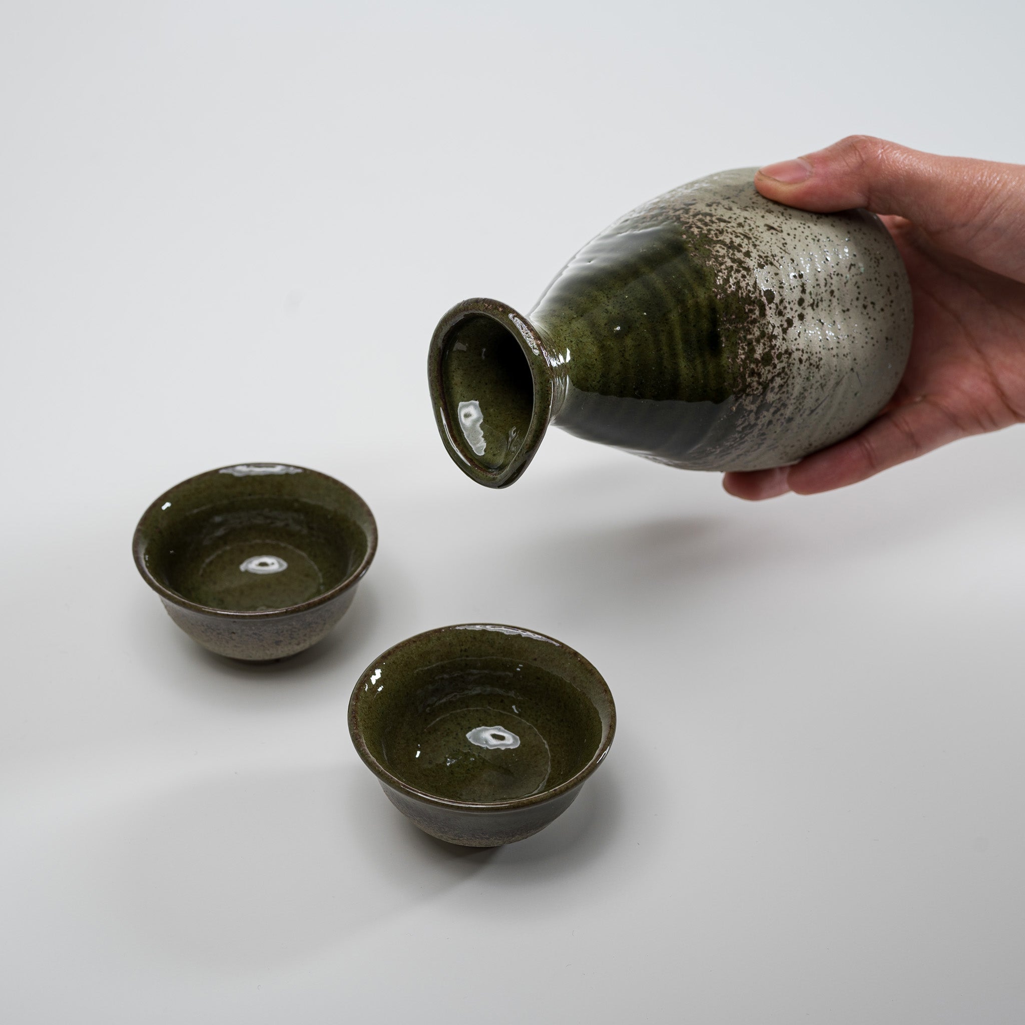 Traditional Japanese Mino Ware Pottery Sake Set - Handcrafted Oribe Style Ceramic Sake Bottle & Cups - Authentic Yamai Ito Collection - Perfect for Japanese Tea Ceremonies, Gift Giving & Home Decor