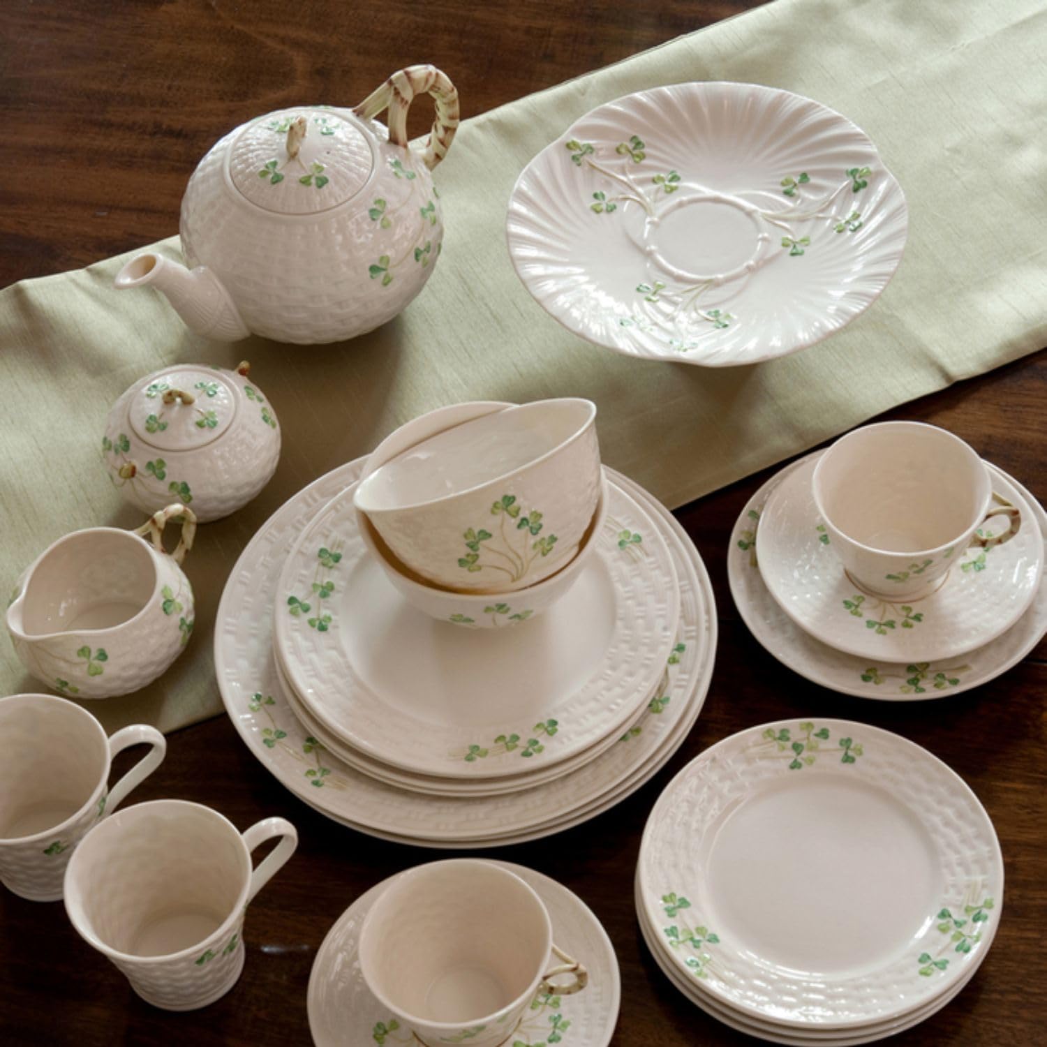 Belleek Classic Shamrock Fine Parian China Tea Pot - 35 oz Irish Handmade Ceramic Loose Leaf Teapot - Microwave & Dishwasher Safe Porcelain Teapot for Tea Lovers - Perfect for Afternoon Tea, Home Decor & Gift Giving