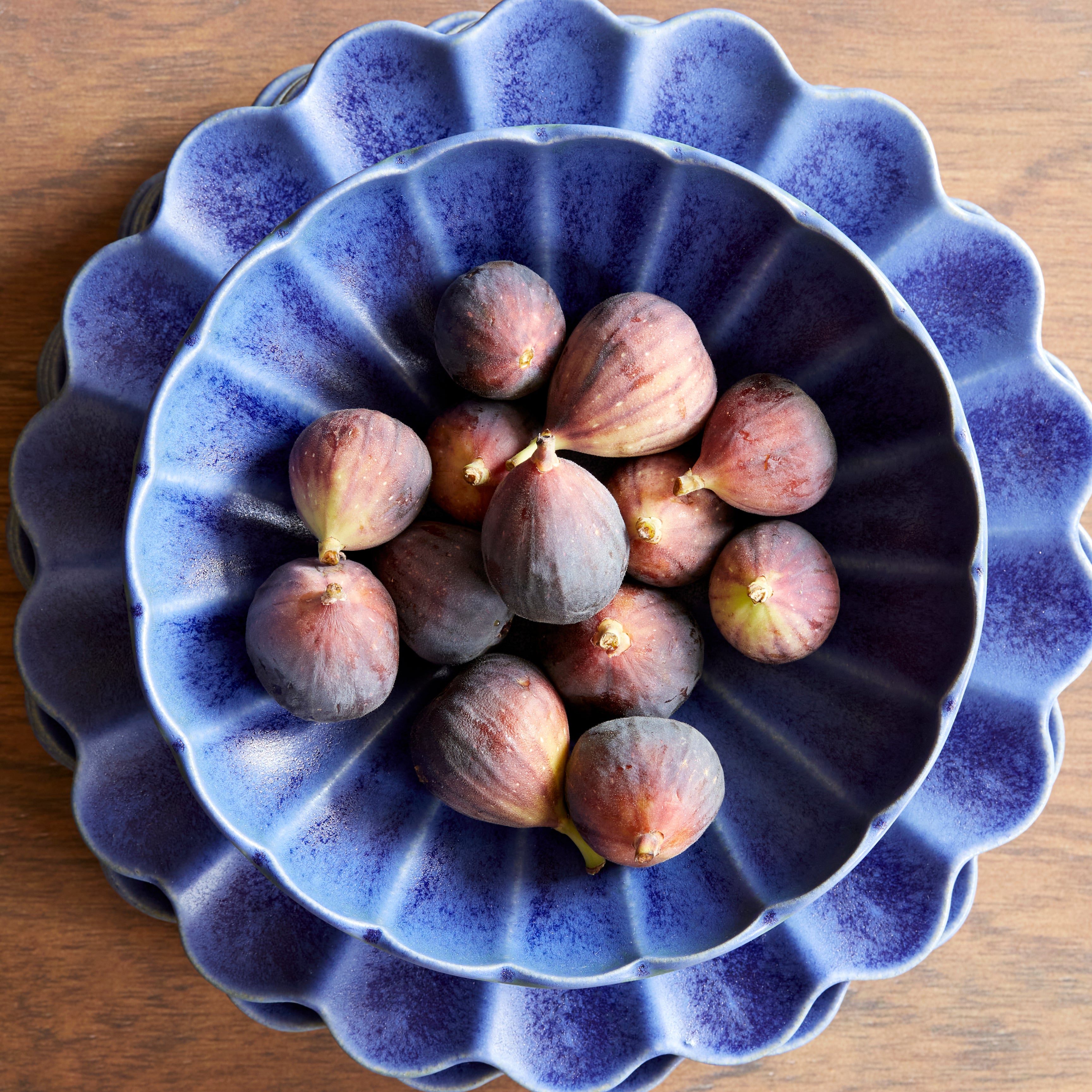 Premium Dhalia Stoneware Dinnerware Set - Elegant Blue Ceramic Plates, Bowls & Mugs - 16-Piece Dinner Set for Family Meals & Entertaining Guests
