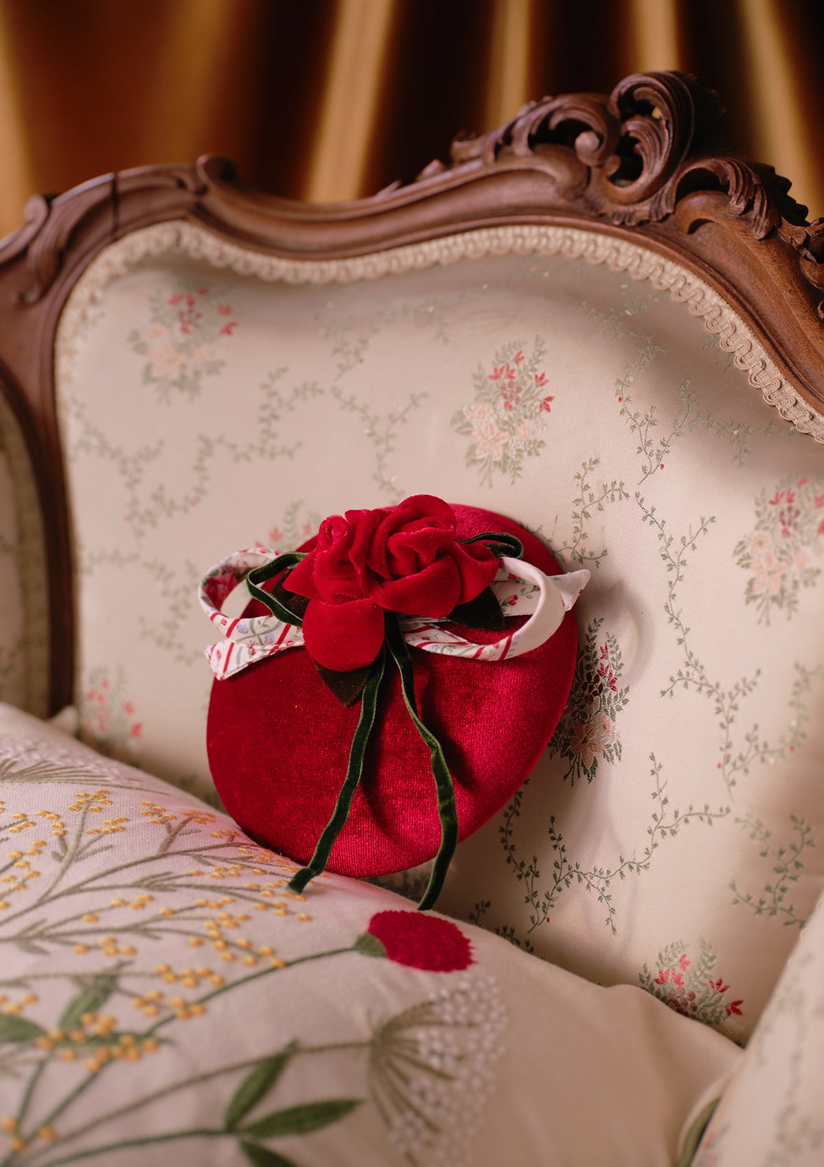 Elegant Rose Cupid Top Hat for Women - Vintage Victorian Style Headwear for Weddings, Tea Parties & Cosplay - Perfect for Valentine's Day, Bridal Showers & Themed Events