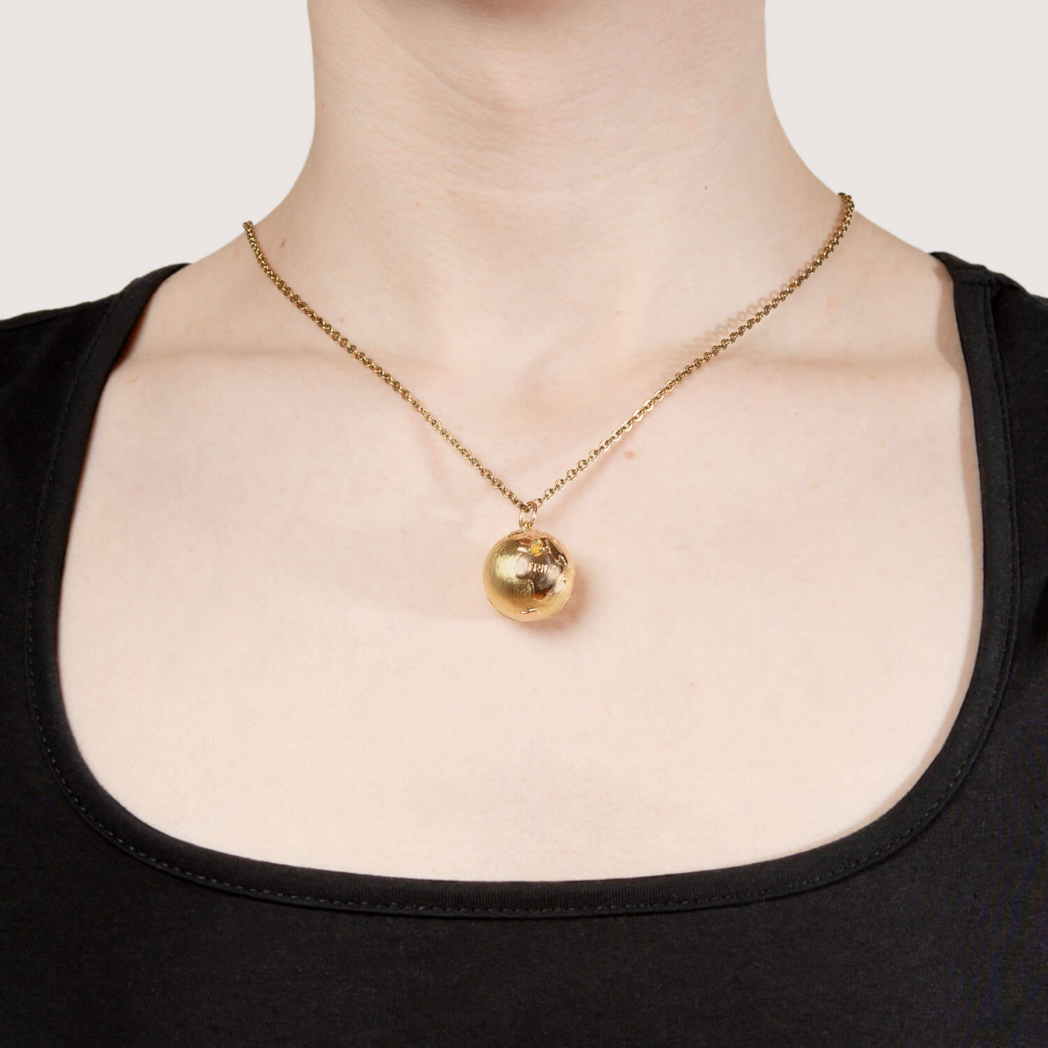 18K Gold World Globe Charm Pendant - Elegant Jewelry Gift for Travel Lovers, Perfect for Necklaces, Bracelets & Special Occasions