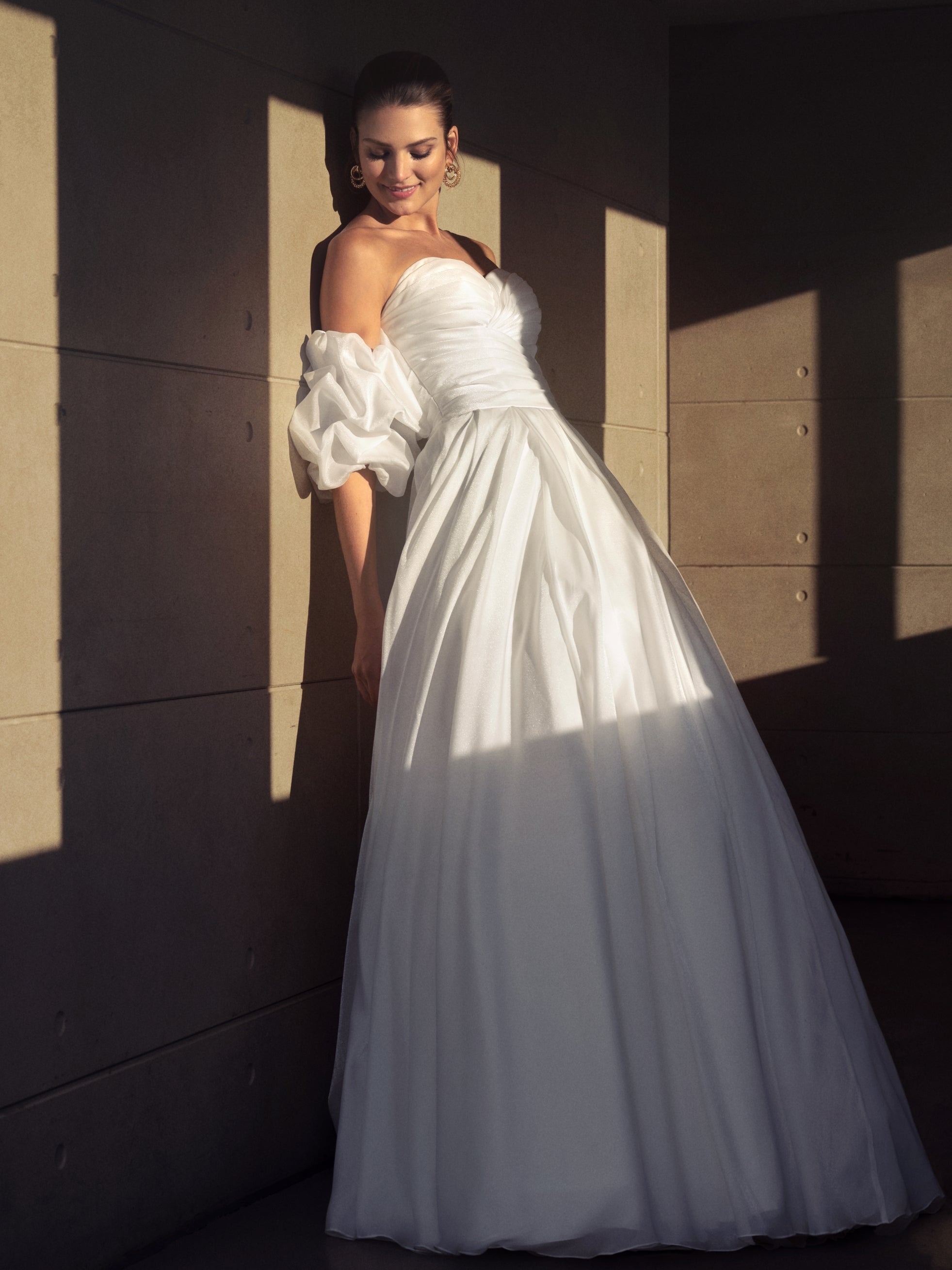 Elegant Strapless Organza Ball Gown with Detachable Puff Sleeves - Ivory Wedding Dress for Brides, Prom, Quinceañera & Formal Events