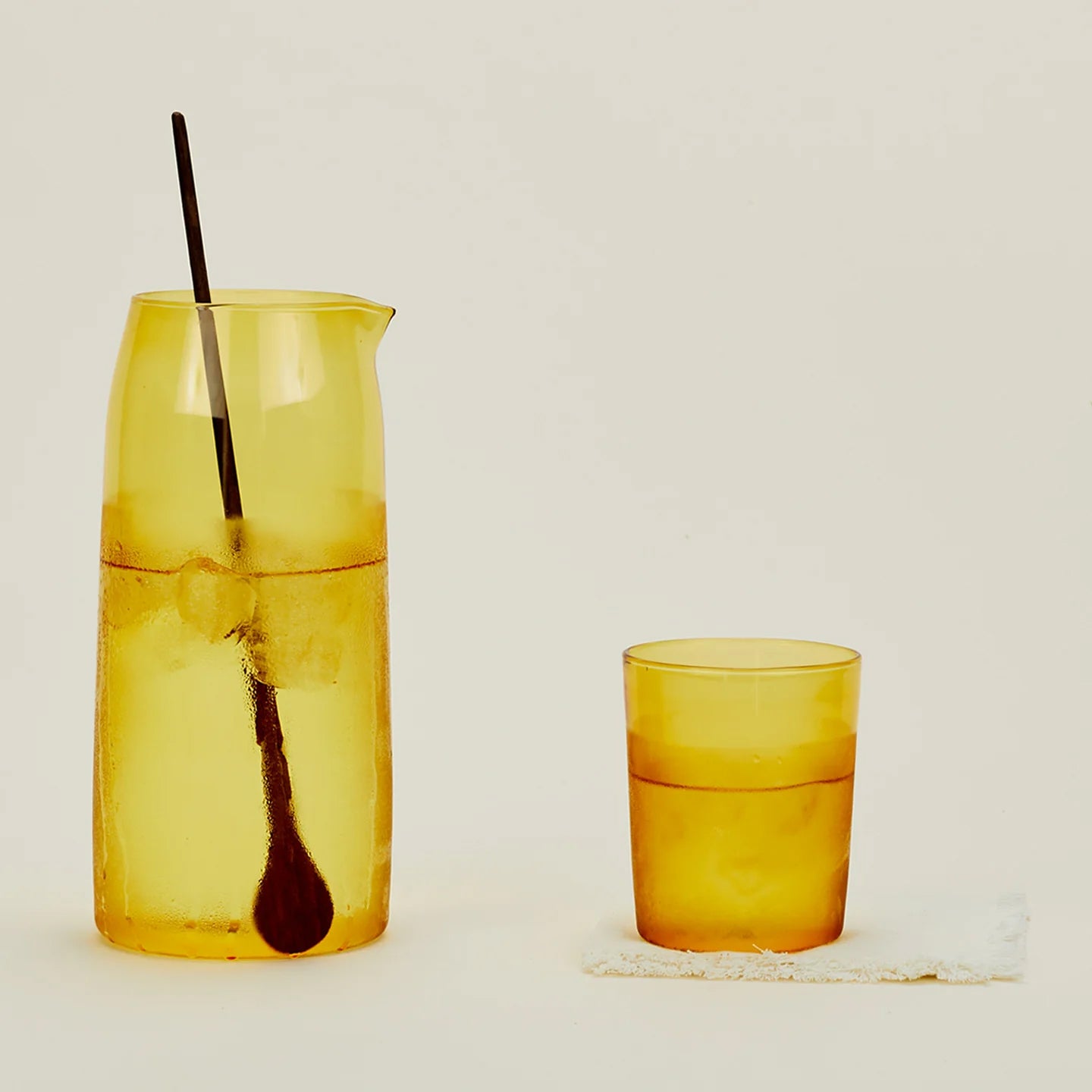 Premium Glass Pitcher with Handle - Elegant Marigold Color for Iced Tea, Lemonade & Cocktails - Perfect for Parties, Dining & Home Decor