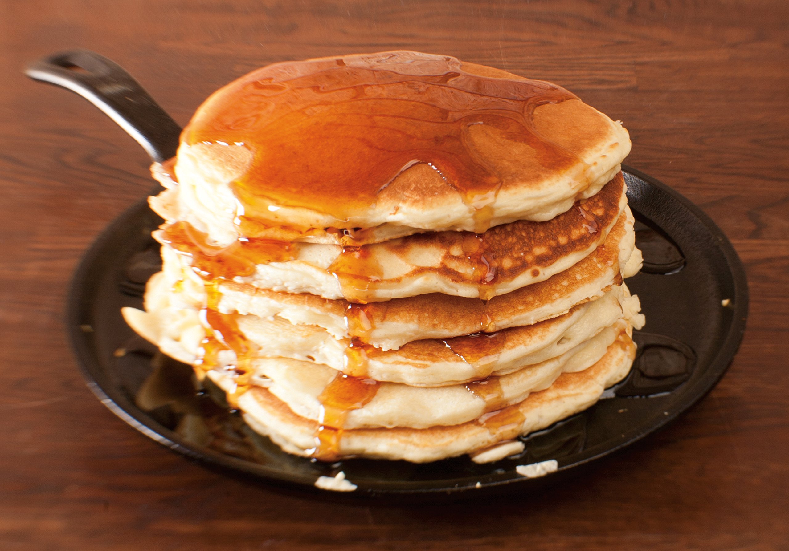 Lodge 8.38 Inch Pre-Seasoned Cast Iron Round Griddle Pan - Black - Perfect for Stovetop, Oven & Outdoor Cooking - Ideal for Pancakes, Steaks & More