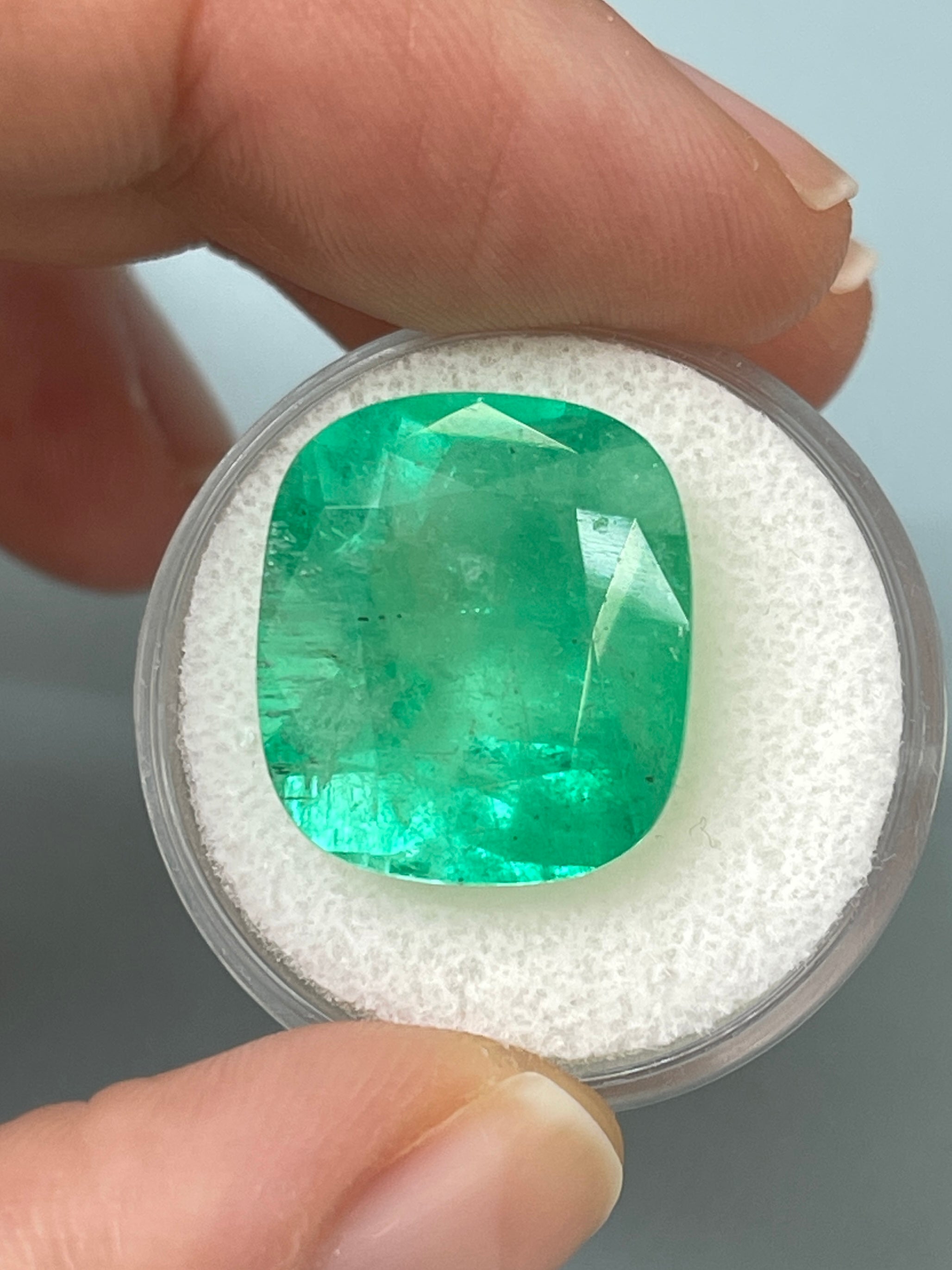 17x15mm Natural Cushion Cut Colombian Emerald Gemstone - 16.11 Carat AAA Quality Green Emerald for Jewelry Making, Engagement Rings & Luxury Gifts
