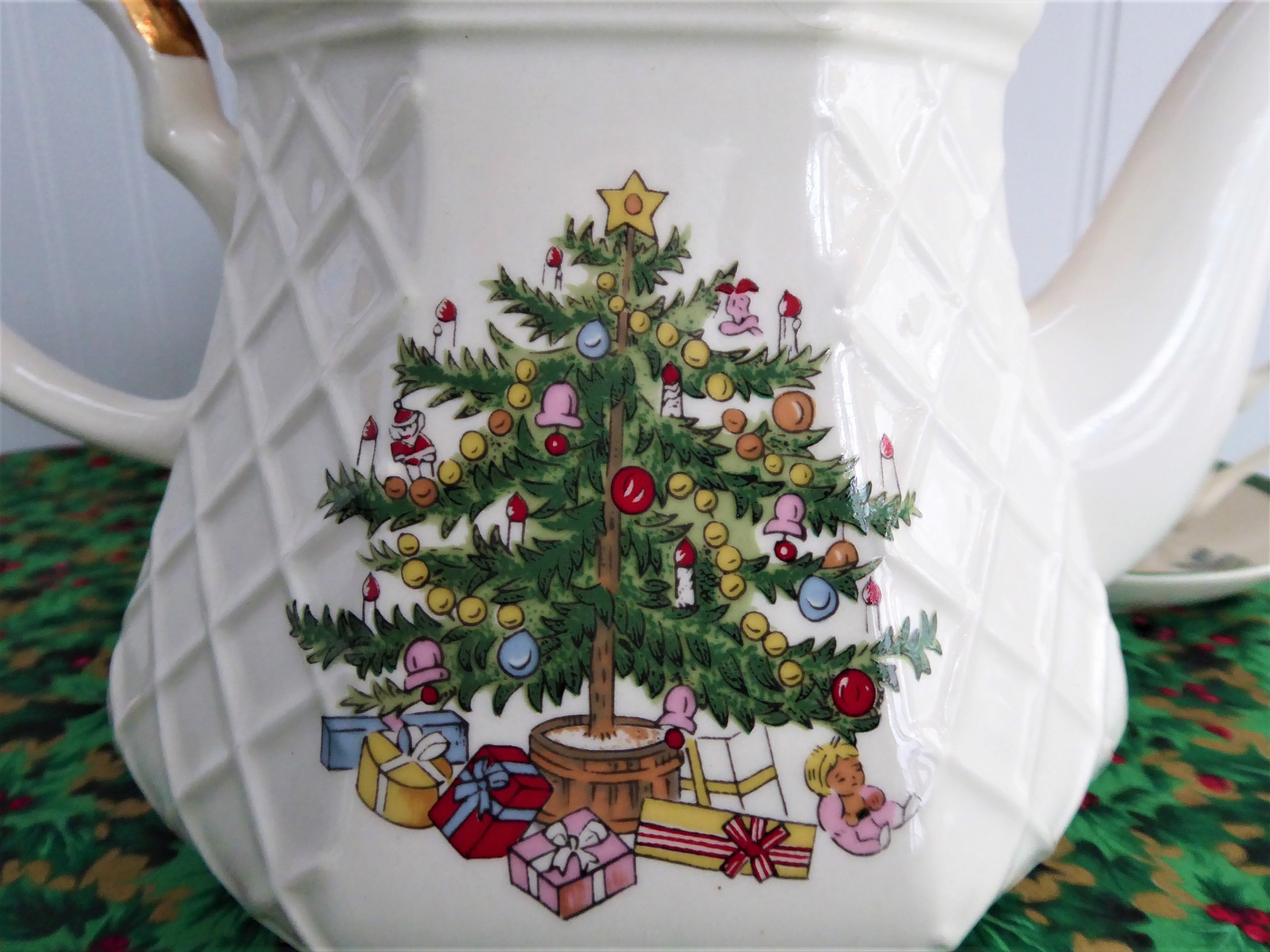 Vintage 1970s Christmas Tree Teapot - Large Holiday Tea Pot for Festive Tea Parties & Cozy Winter Gatherings
