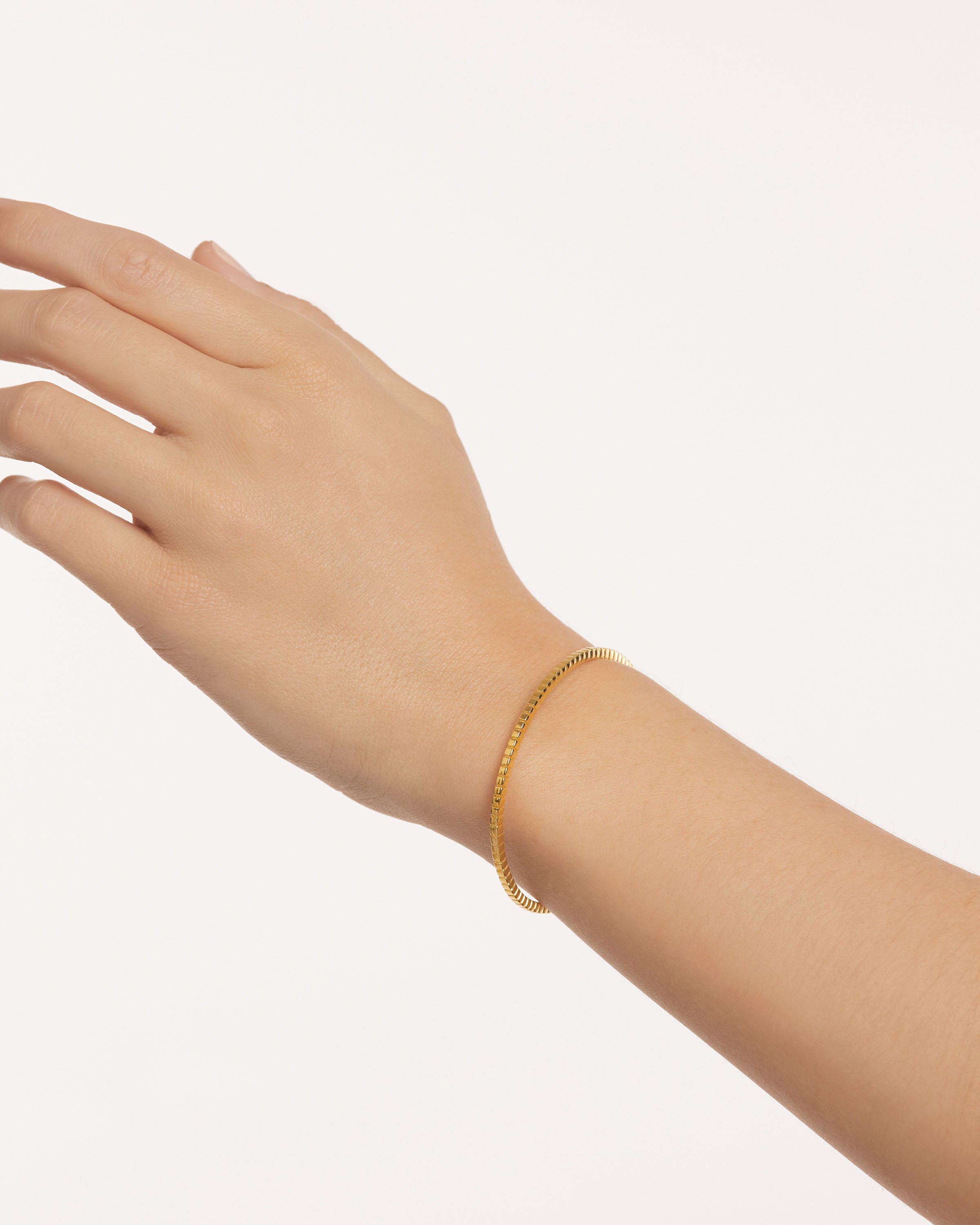 Elegant Lea Gold Bangle Bracelet for Women - 18K Gold Plated Fashion Jewelry - Perfect for Parties, Weddings & Everyday Wear