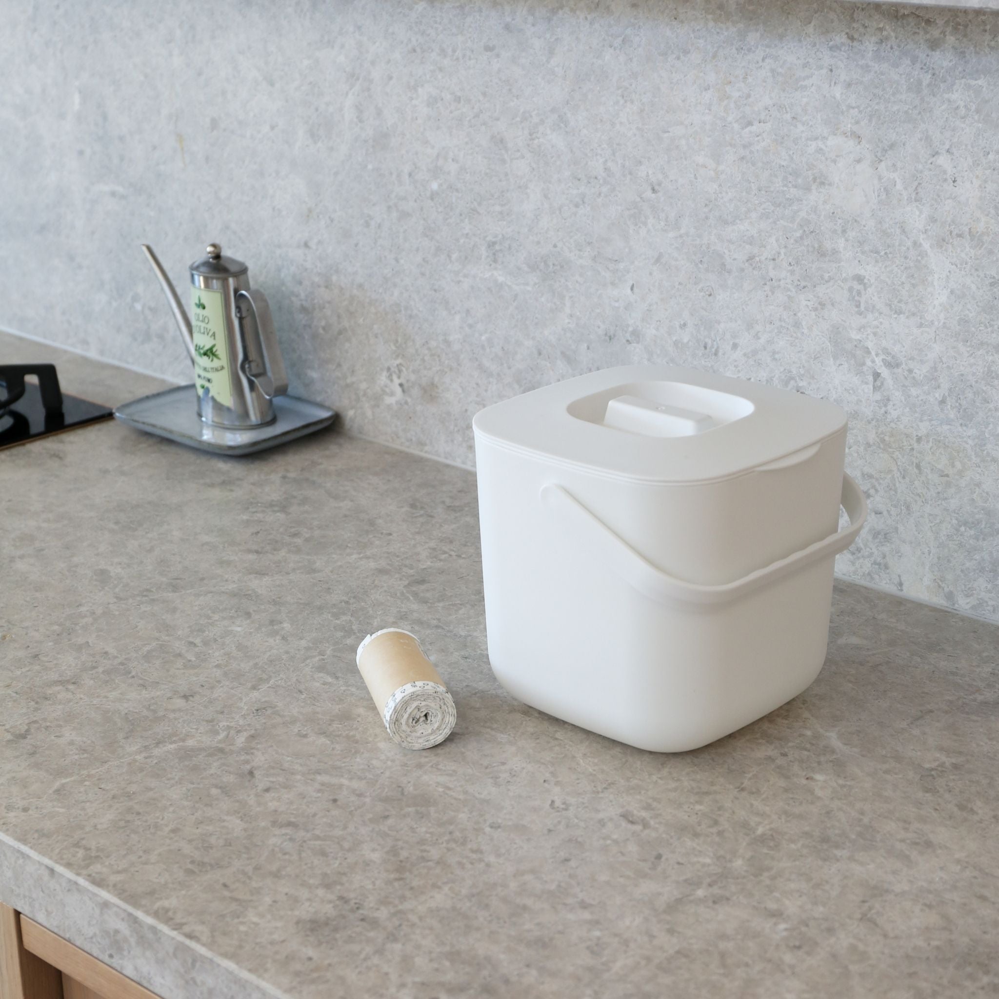 DESIGNSTUFF 7L White Compost Bin for Kitchen Countertop - Odor-Free Organic Waste Composter for Eco-Friendly Home & Garden Use