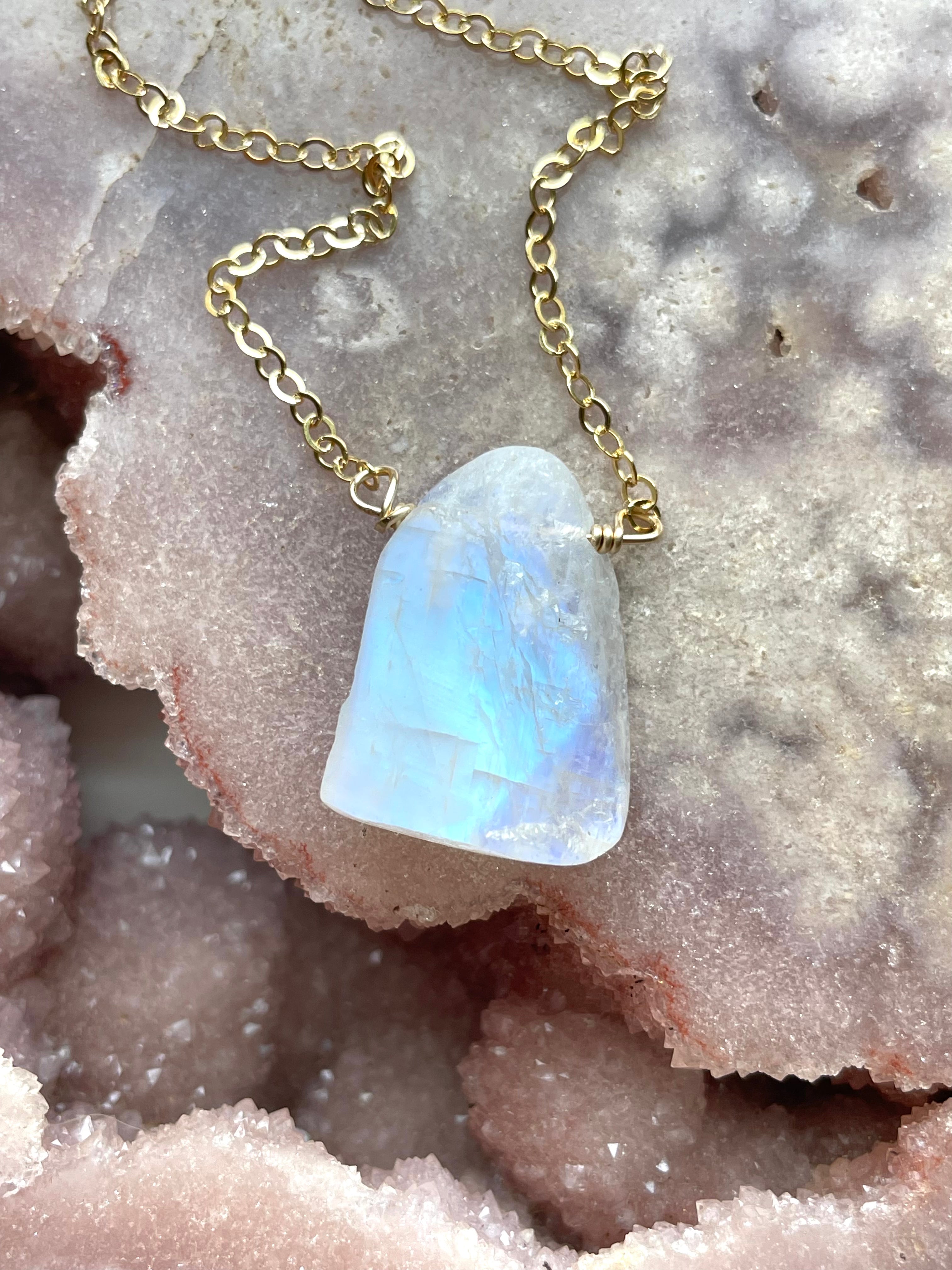 Natural Rainbow Moonstone Crystal Necklace - Healing Stone Jewelry for Women, Spiritual Protection & Positive Energy - Perfect for Meditation, Yoga & Everyday Wear