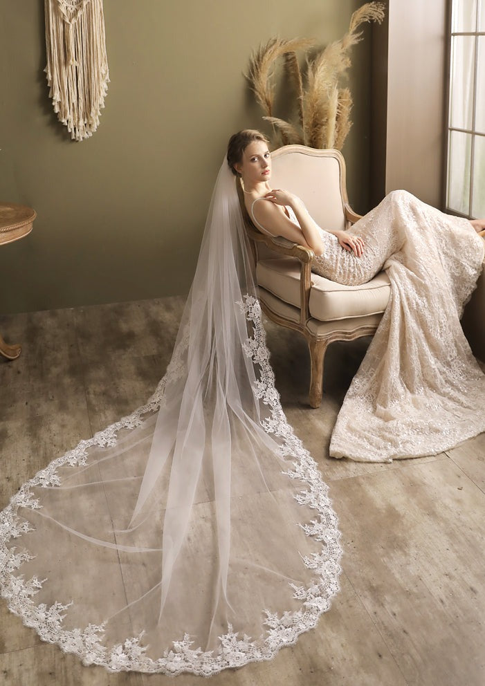 Elizabeth Lace Long Veil - Elegant Bridal Wedding Veil for Bride, Cathedral Length with Floral Applique | Perfect for Church Ceremony, Outdoor Wedding & Photoshoot