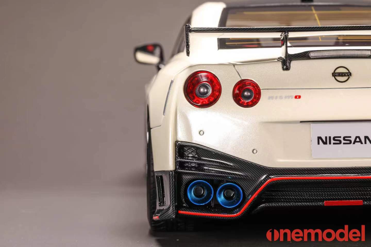 1:18 Scale Nissan GT-R R35 2020 NISMO Edition Diecast Model Car - Pearl White Finish | Collectible Sports Car Display for Home Office & Gift for Car Enthusiasts