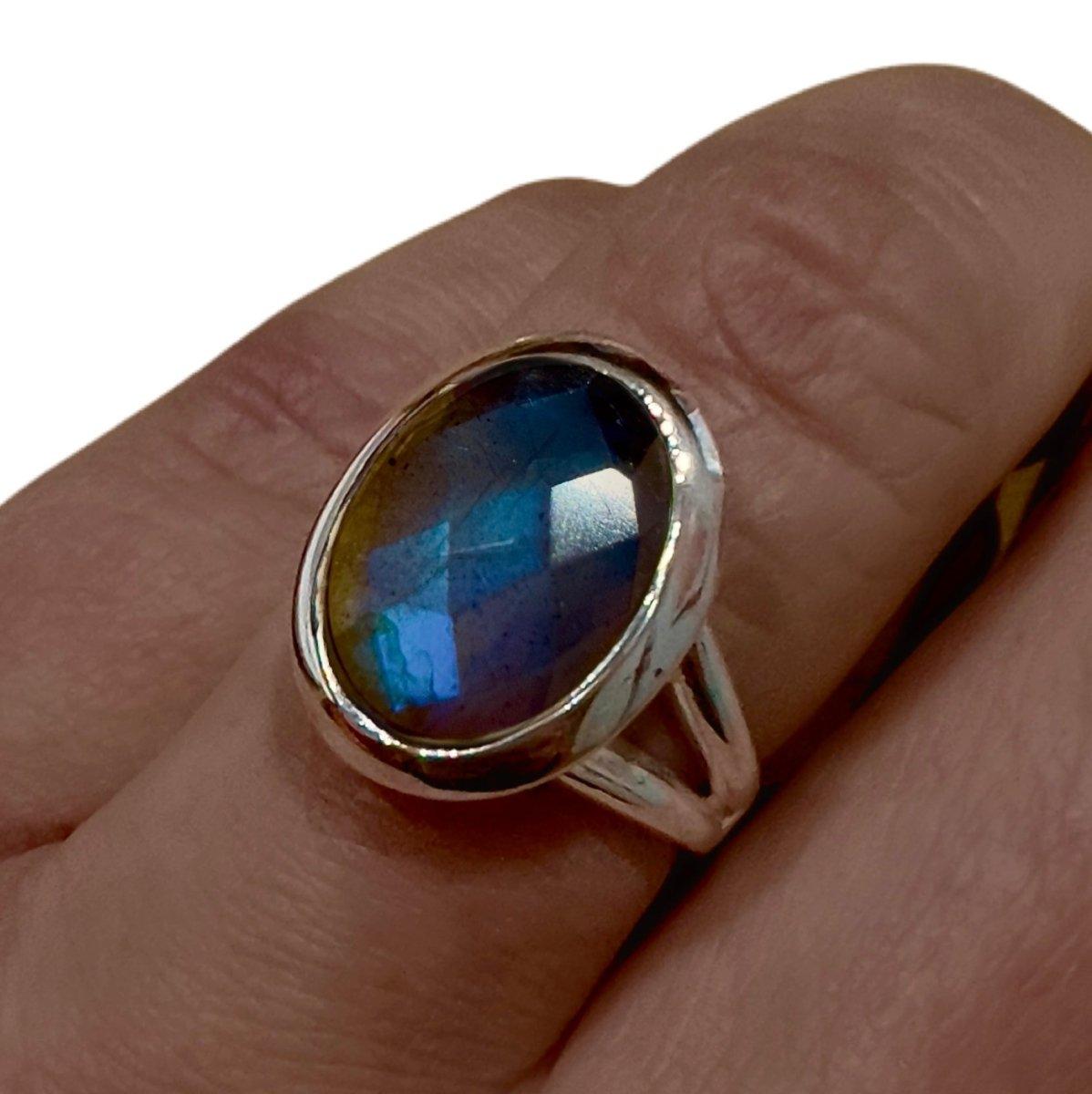 Laihas Iridescent Oval Labradorite Ring for Women - Elegant Gemstone Jewelry for Everyday Wear, Gift Giving & Special Occasions