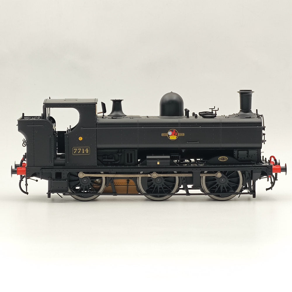 Dapol 7s 007 011 O Gauge 57xx Pannier 7714 BR Black Late Crest 21DCC Locomotive - Model Train for Collectors & Railway Enthusiasts - Perfect for Layouts, Displays & Historical Reenactments