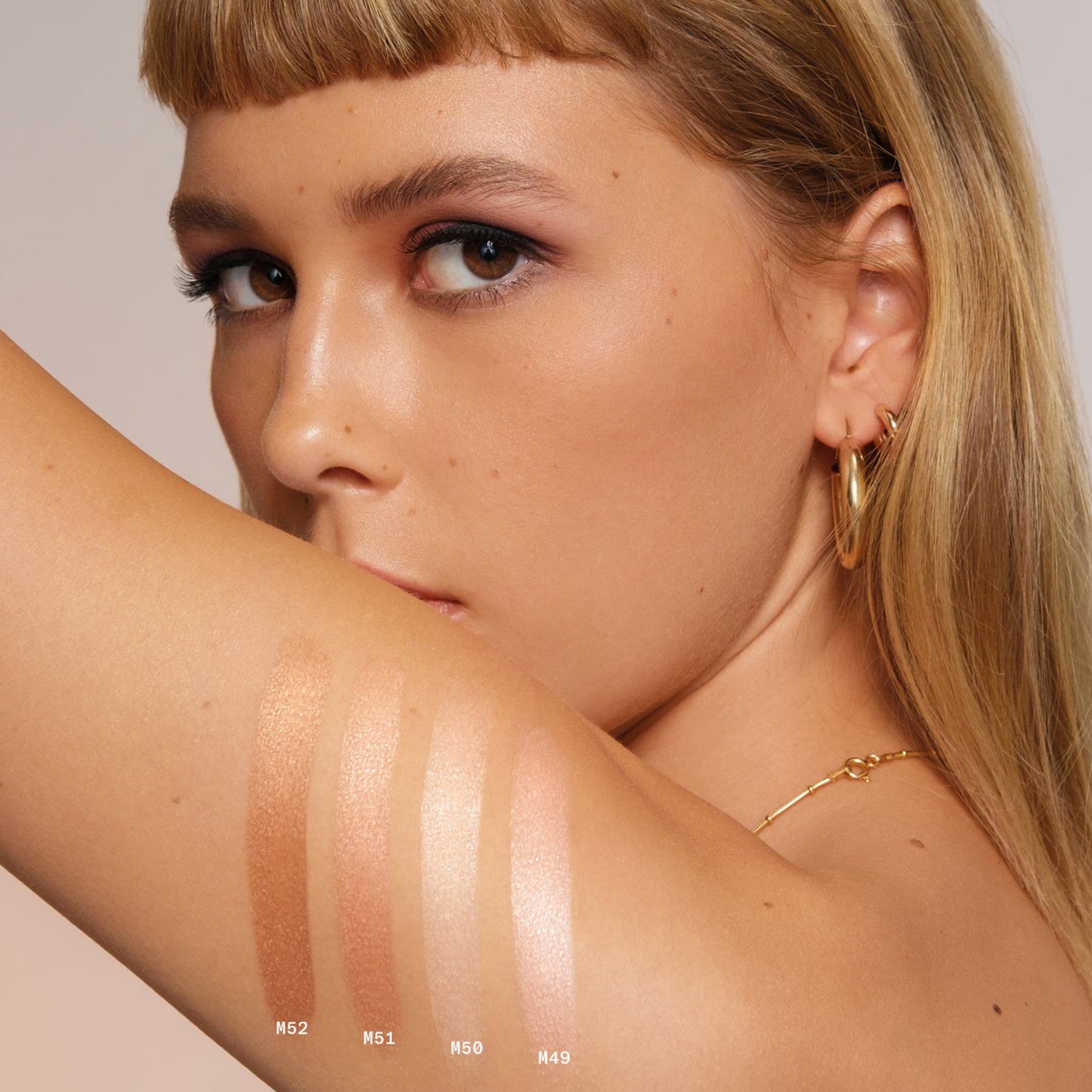 Mob Beauty Highlighter - Glow Powder for Face & Body, Vegan & Cruelty-Free Makeup | Perfect for Contouring, Highlighting Cheekbones & Night Out Glam