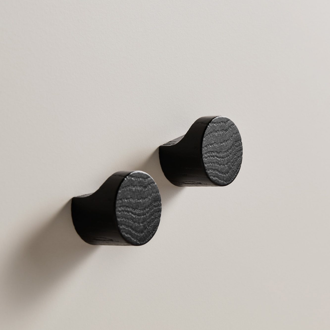 DESIGNSTUFF Small Black Oak Crest Hook Set of 2 - Perfect for Hanging Coats, Keys & Home Decor in Entryway, Bathroom or Bedroom