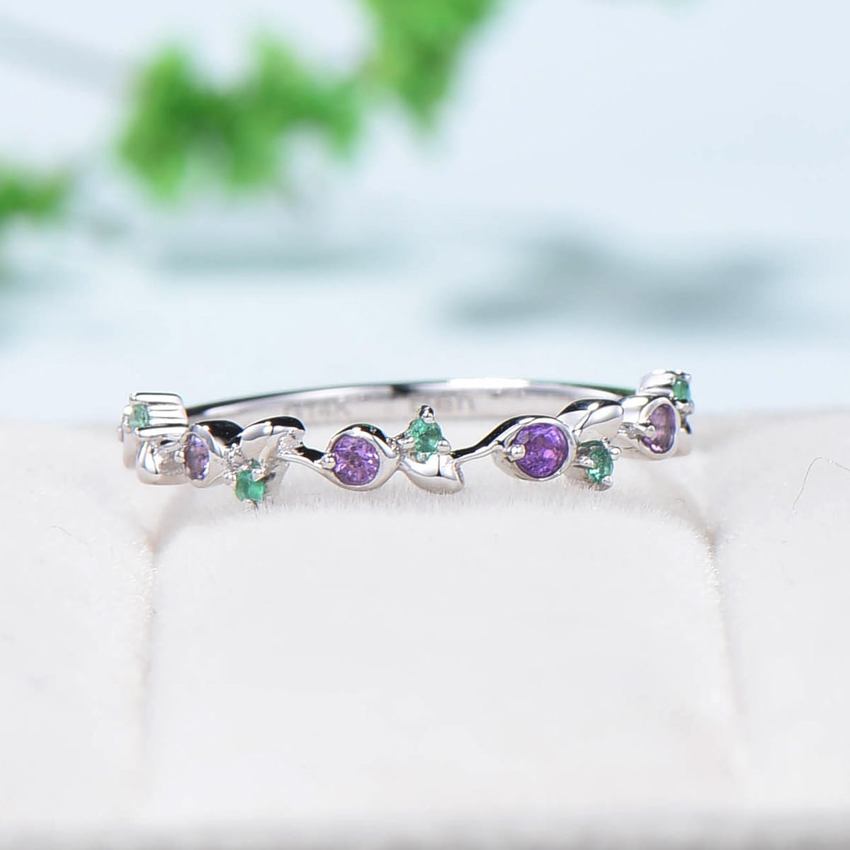 Vintage Art Deco Wedding Band for Women - Rose Gold Stackable Ring with Emerald & Amethyst - Dainty Queen Bridal Jewelry Set - Perfect for Engagement, Anniversary & Special Occasions