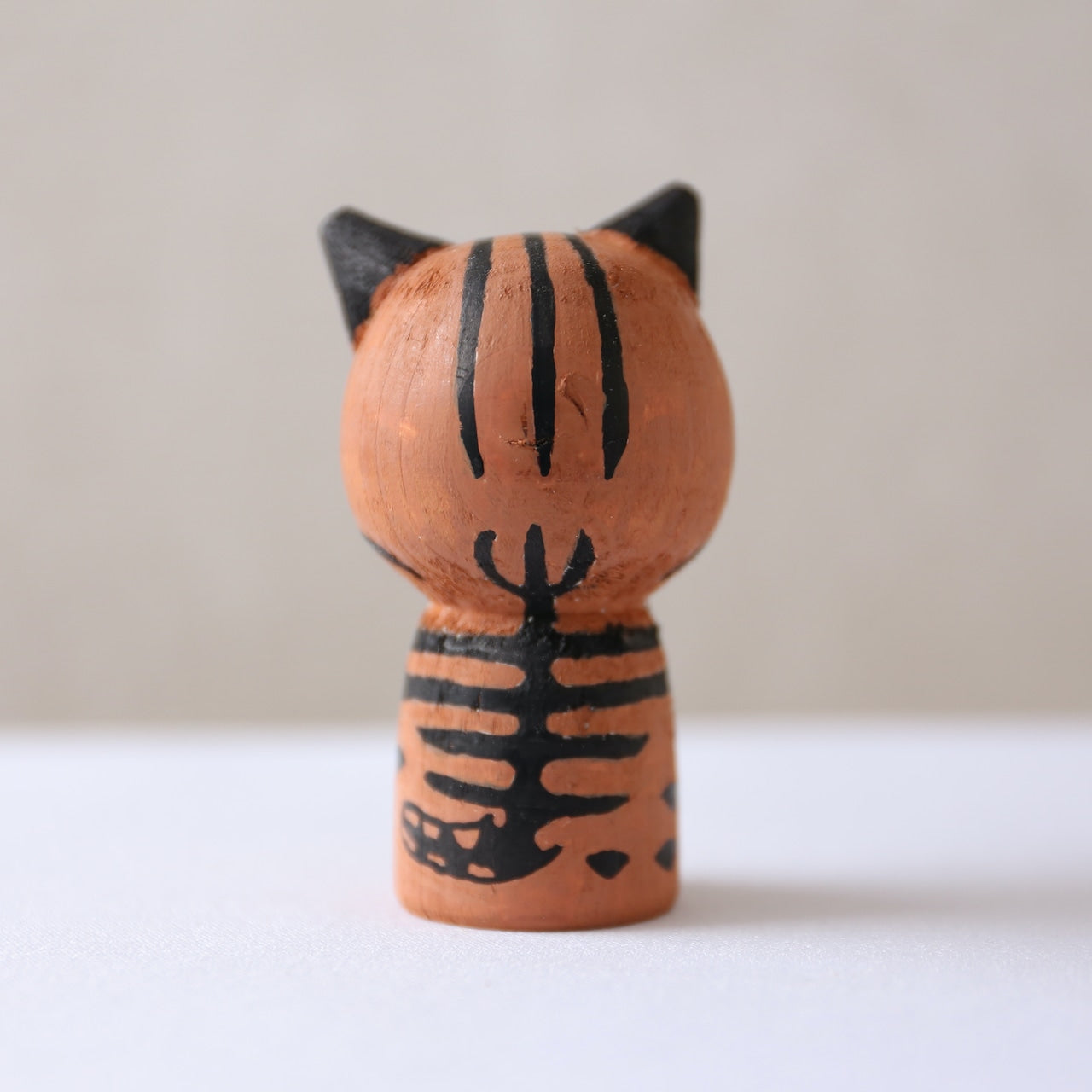 Handmade Japanese Kokeshi Doll - Brown Tabby Cat Design | Traditional Wooden Collectible for Home Decor & Gift Giving | Perfect for Shelf Display, Office Decor, and Japanese Culture Enthusiasts