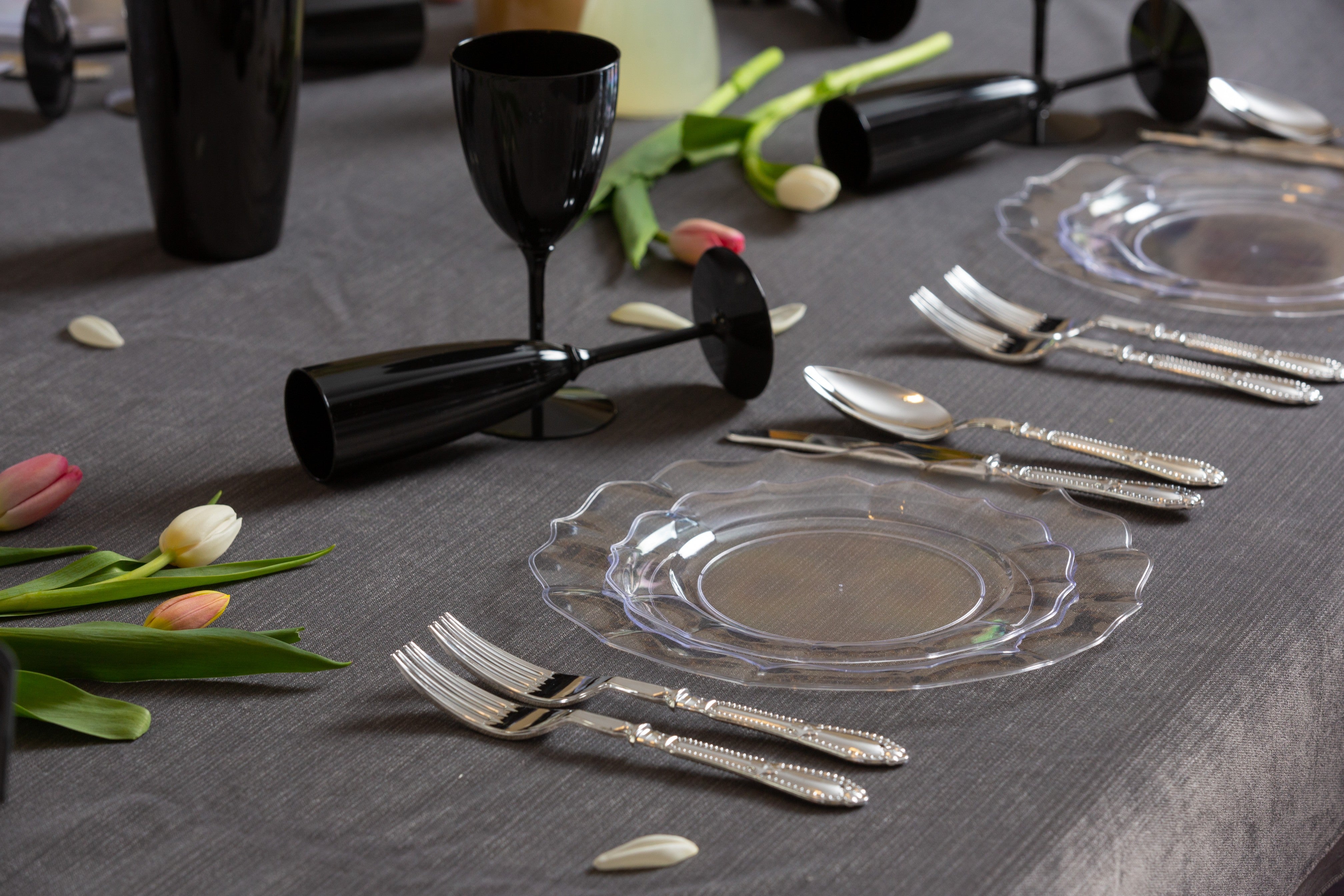 Eco-Friendly Clear Round Plastic Plates with Scalloped Edge - 50 Pack Disposable Dinner Plates for Parties, Picnics & Events - BPA-Free, Durable & Stylish Tableware