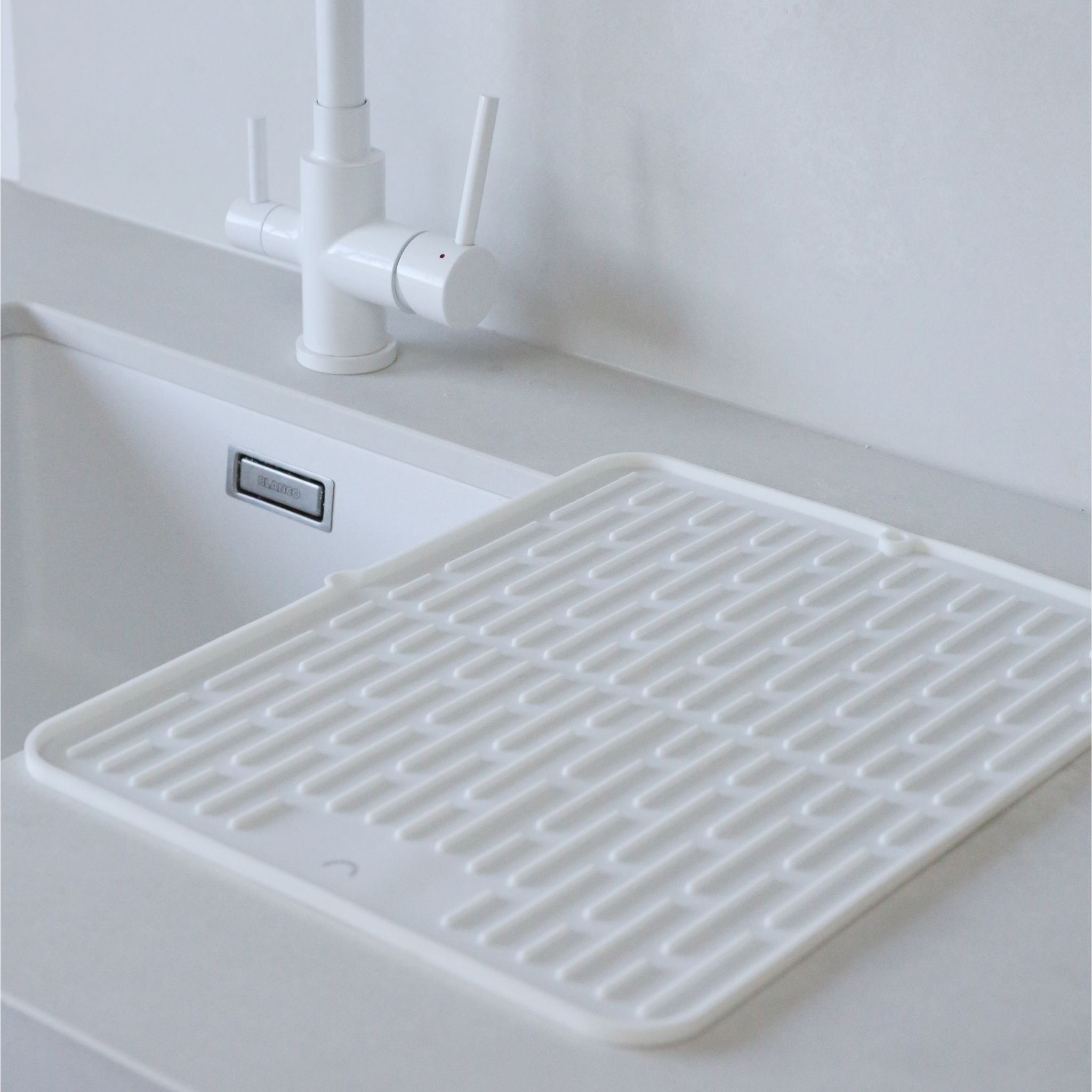 DESIGNSTUFF Large White Folding Silicone Drying Mat with Drainage Hole - Perfect for Kitchen Countertops, Dish Drying Racks & Space-Saving Storage