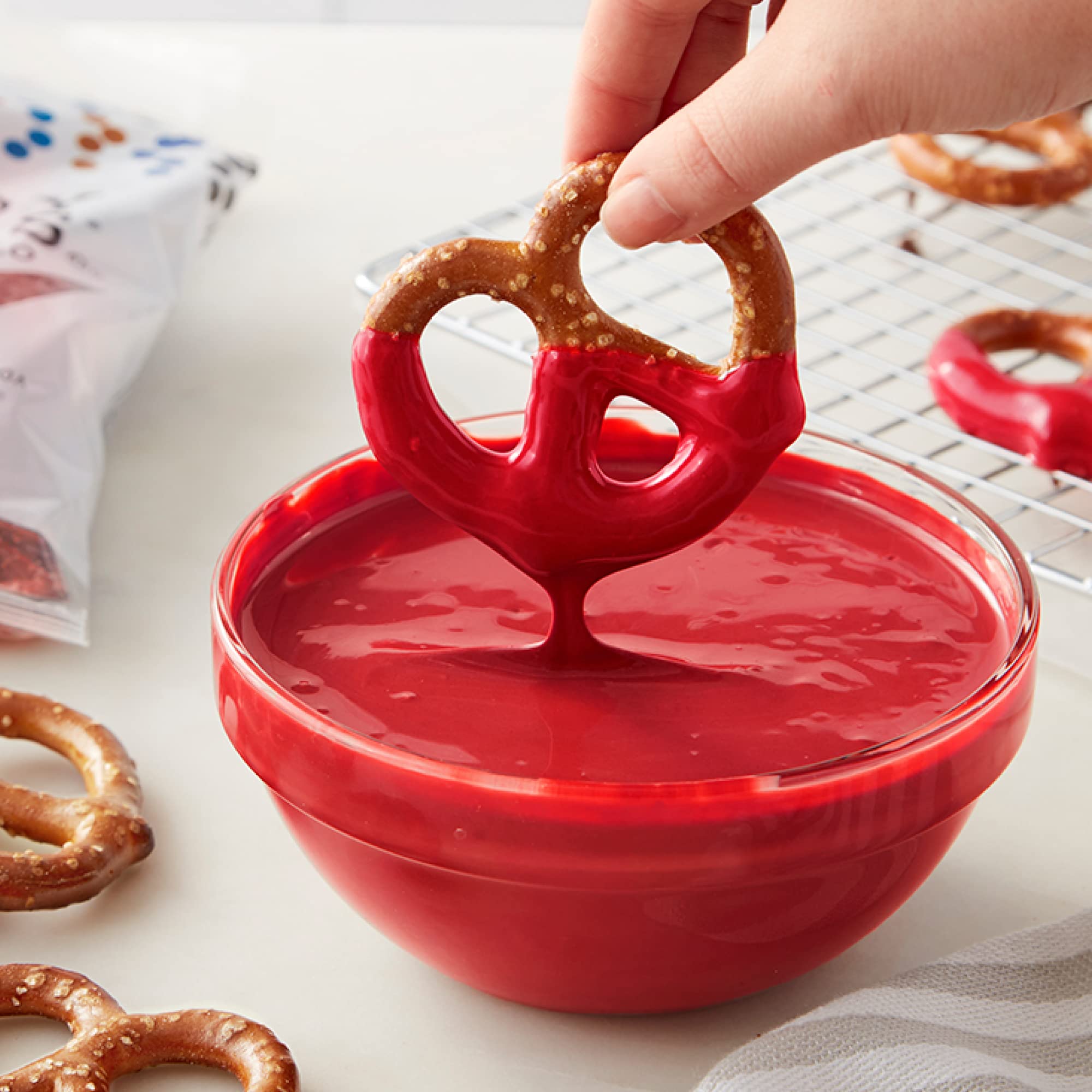 Wilton Red Candy Melts - 12 oz (Pack of 6) | Premium Candy Coating for Baking, Cake Decorating & Chocolate Dipping | Perfect for Valentine's Day, Christmas & Birthday Party Treats