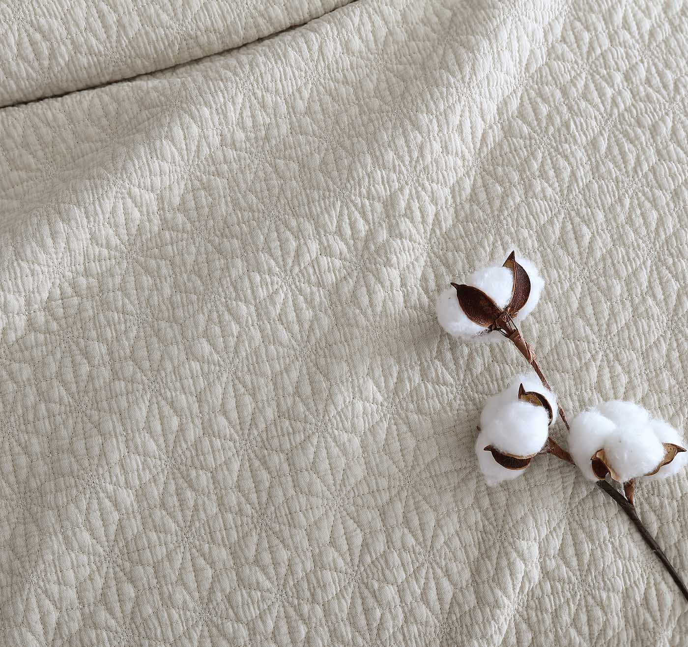 Luxury Kayo Linen Coverlet Set - Breathable Bedspread by Logan & Mason Platinum Collection - Perfect for Master Bedroom, Guest Room & Hotel Decor