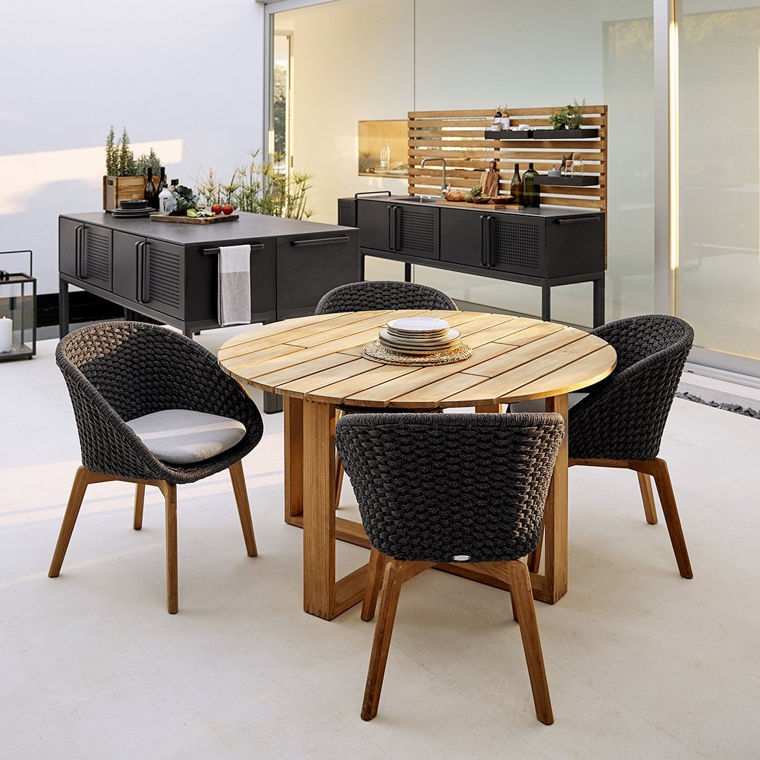 Endless Round Outdoor Dining Table - Durable Weatherproof Patio Furniture for Garden, Backyard & Poolside Gatherings
