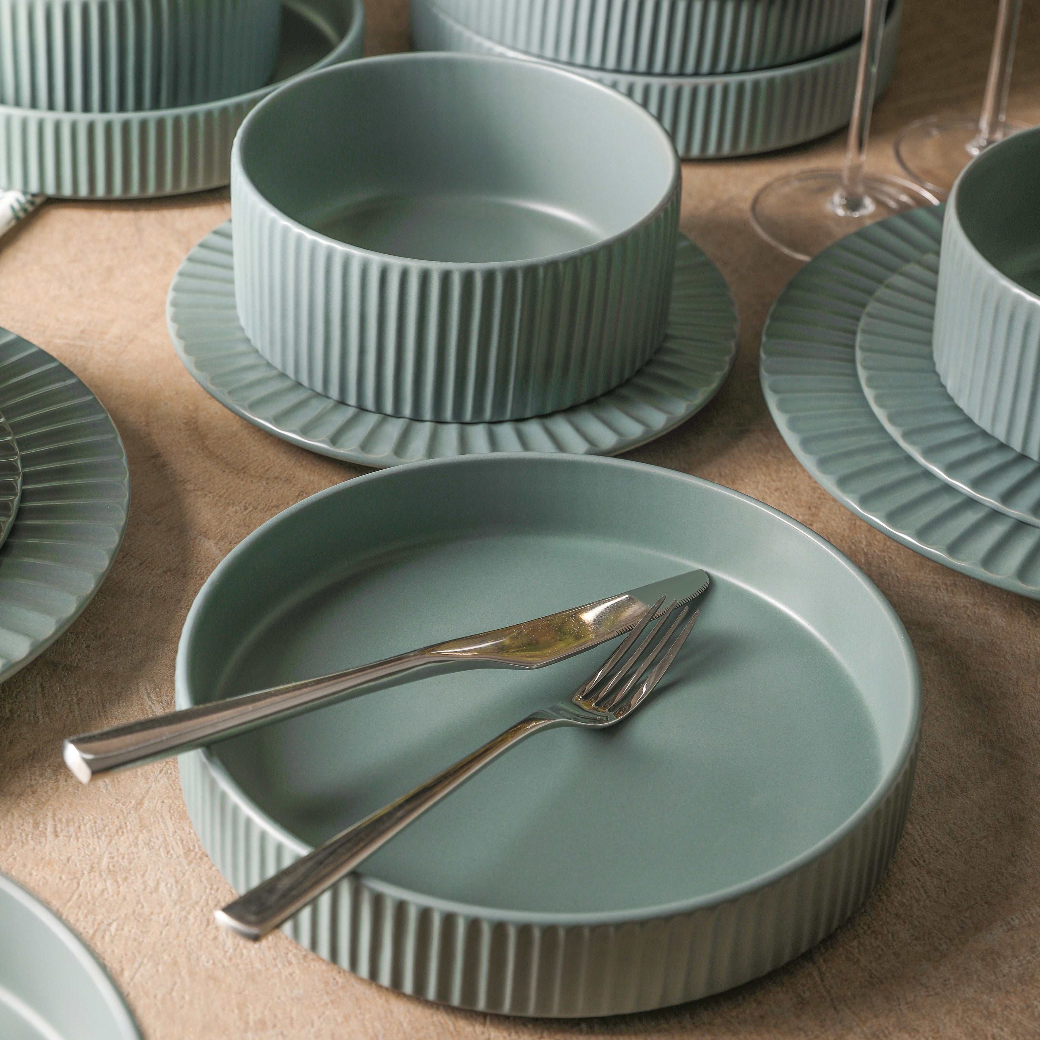 Premium Lusso Stoneware Dinnerware Set - 16-Piece Elegant Porcelain Plates, Bowls & Mugs - Durable Chip-Resistant Dish Set for Everyday Use & Formal Dining