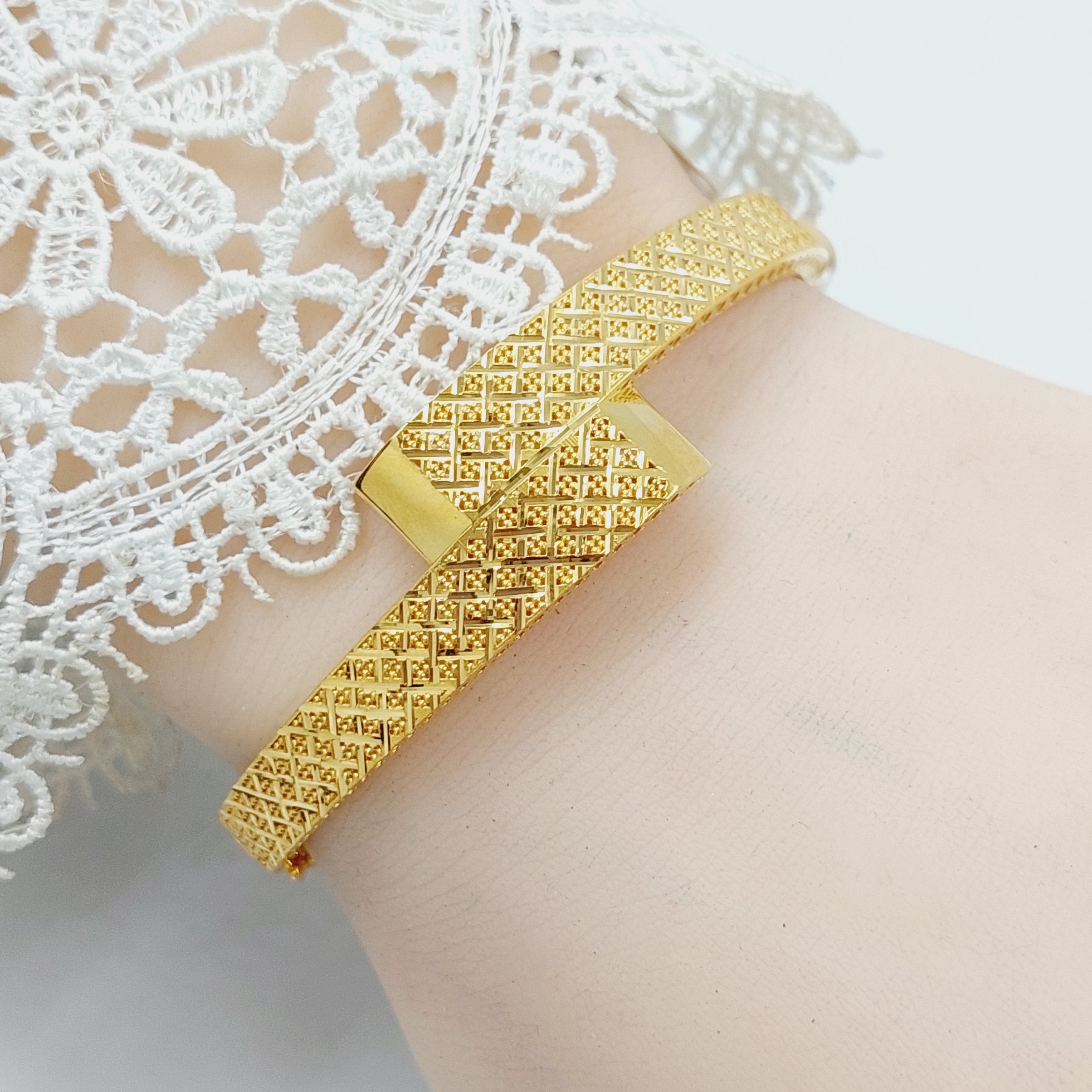 Stylish Deluxe Belt Bangle Bracelet for Women - Fashionable Adjustable Wrist Jewelry for Everyday Wear & Special Occasions