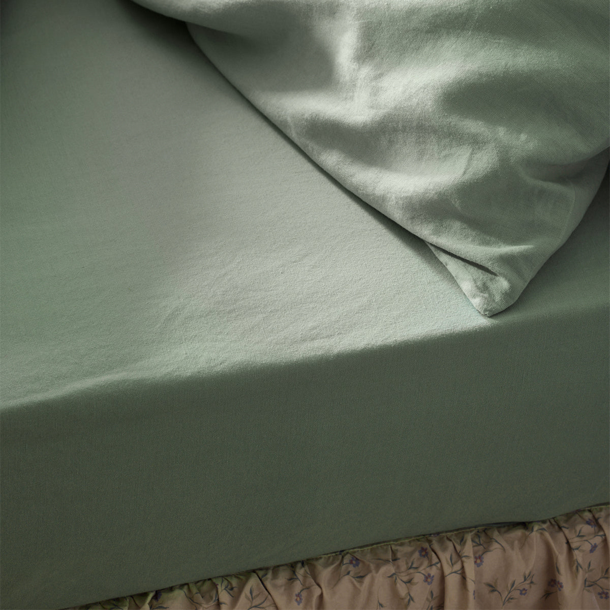 Premium 100% Linen Fitted Sheet - Sage Green - Breathable & Soft Bedding for All Seasons - Perfect for Master Bedroom, Guest Room & Vacation Homes