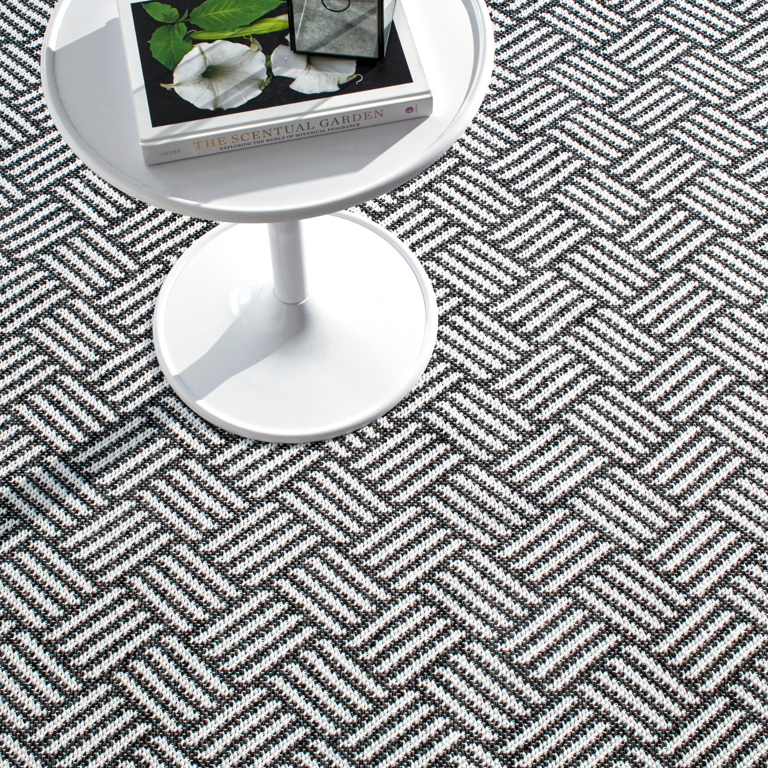 Dash & Albert Crisscross Handwoven Black Indoor/Outdoor Rug - Durable & Stylish for Patio, Deck, Living Room & Bedroom Decor