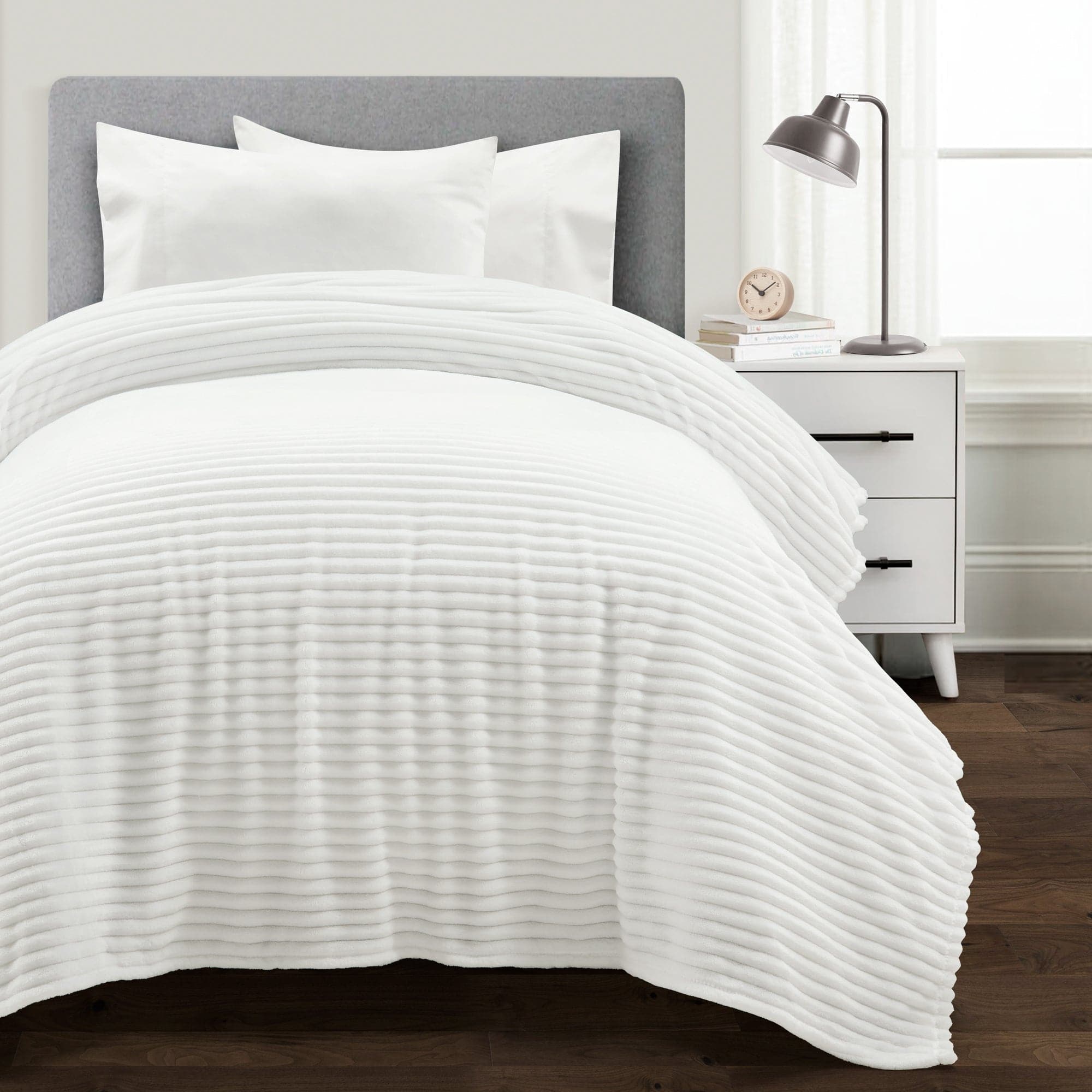 Super Soft & Cozy Oversized Faux Fur Ribbed Blanket - Plush Throw for Bed, Couch & Winter Warmth - Perfect for Home Decor, Movie Nights & Gift Giving