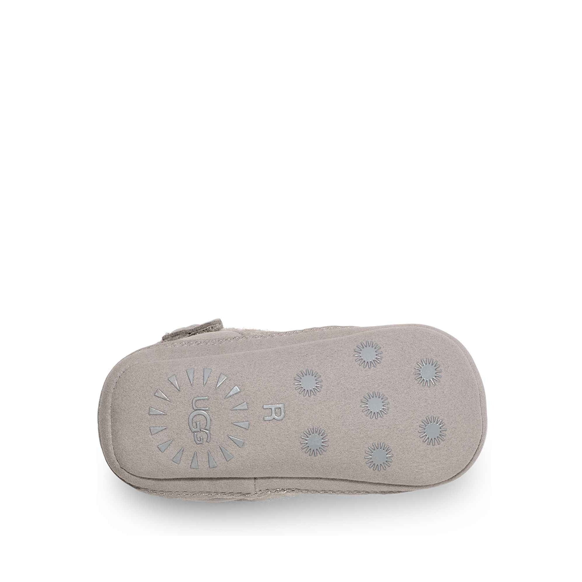 UGG Baby Skylar Boots & UGG Beanie Hat Set - Warm Winter Baby Shoes & Knit Hat for Girls & Boys - Cozy Outfit for Cold Weather, Snow Days & Holiday Photos