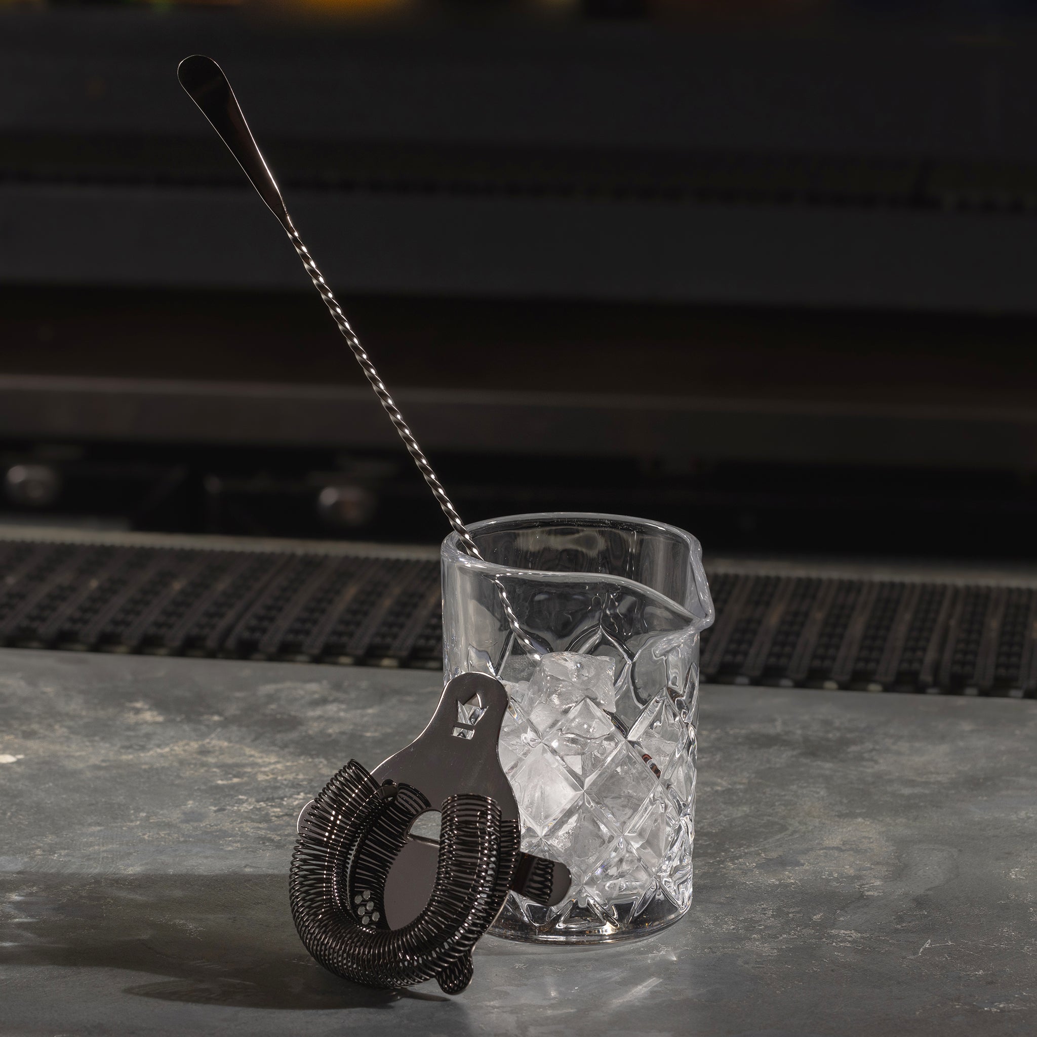 BUSWELL® BOBTAIL Cocktail Strainer - Premium Gunmetal Black Bar Tool for Mixing, Pouring & Straining Cocktails | Perfect for Home Bars, Professional Bartenders & Cocktail Enthusiasts