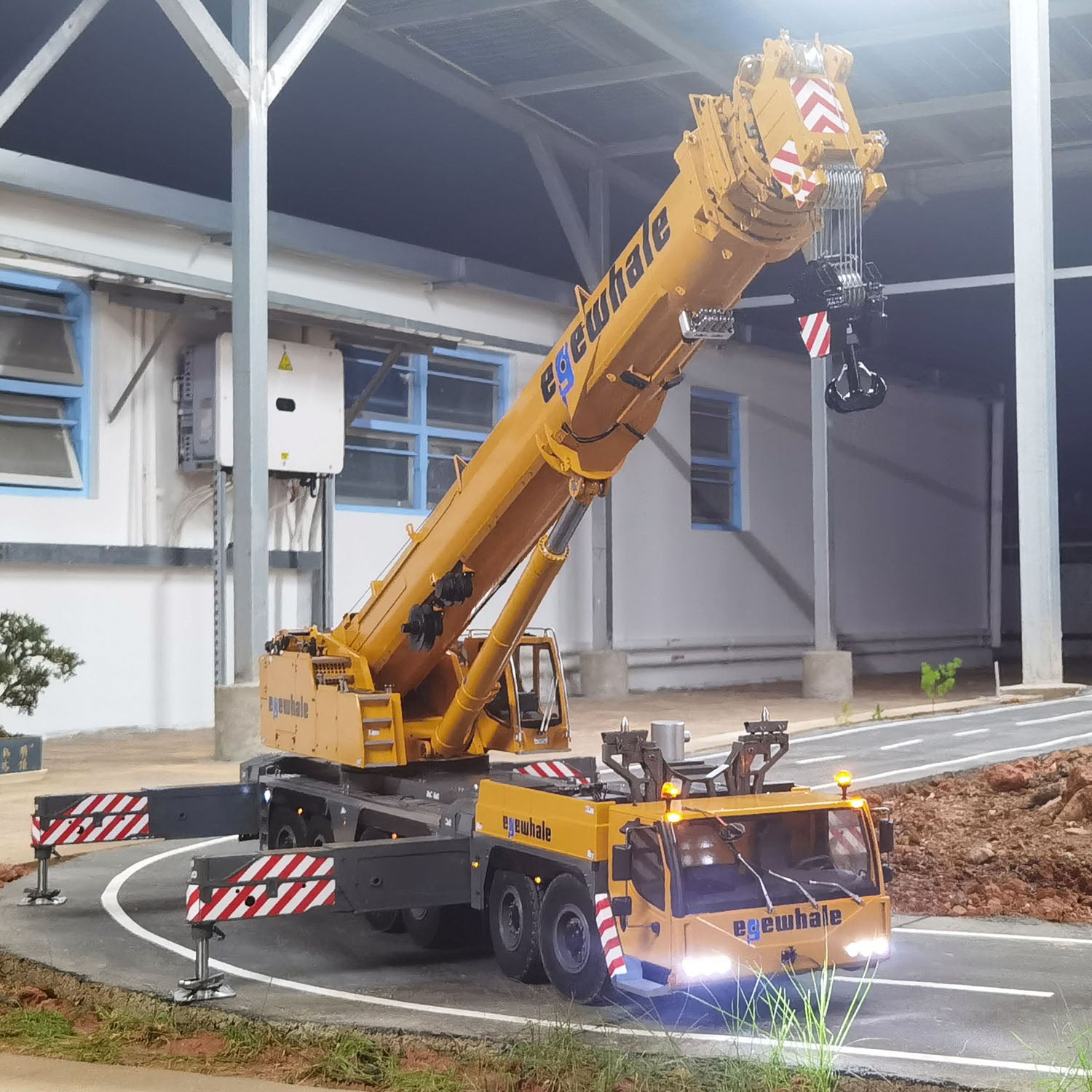 Eyewhale 1/14 Scale 6-Axle LTM1350 RC Hydraulic Mobile Crane - 5M Length Radio Controlled Heavy Duty Construction Vehicle, PNP Hobby Model for Adults - Perfect for Construction Simulation, RC Enthusiasts & Collectors