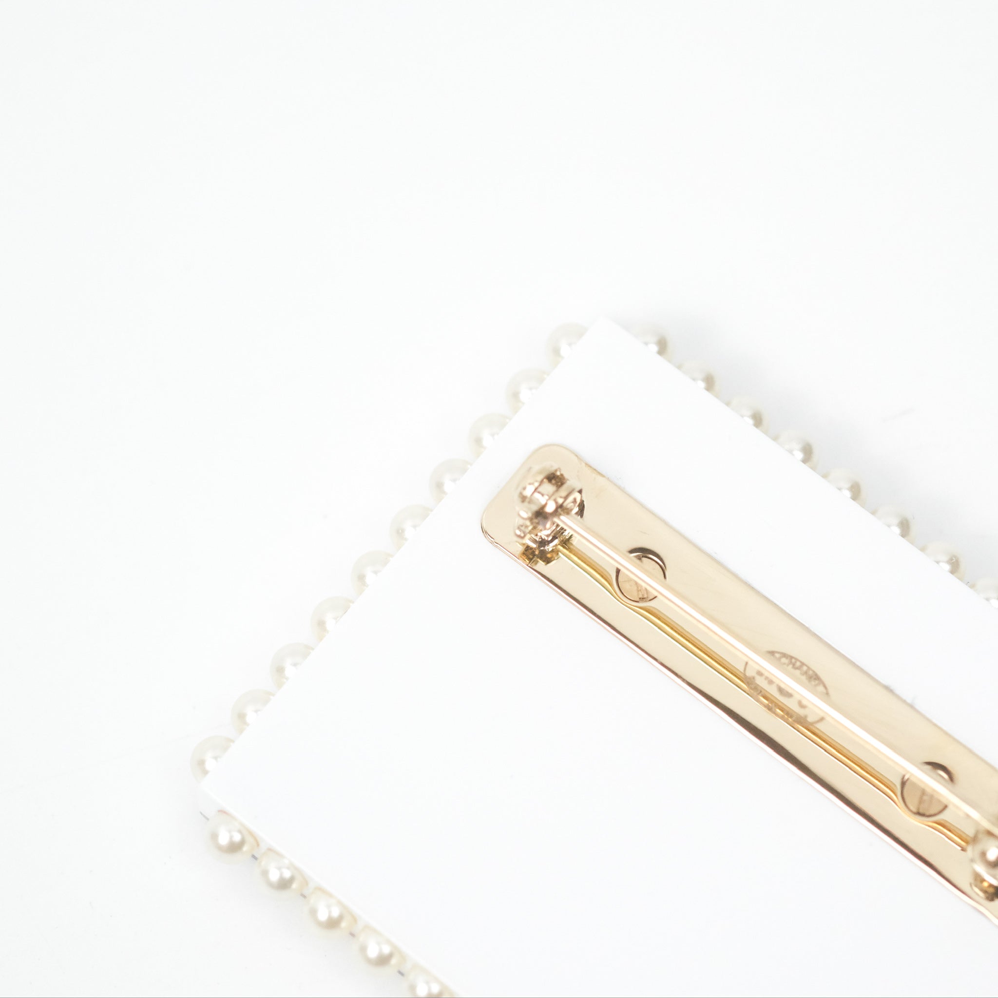 Chanel CC Logo Pearl Brooch Gold Tone Vintage 19C - Elegant Jewelry for Women, Perfect for Parties, Weddings & Special Occasions