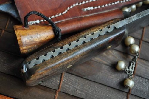 Premium Damascus Steel Hunting Knife - Handcrafted Bushcraft Knife with Leather Sheath & Sharpener - Perfect for Outdoor Camping, Survival & Hunting Adventures