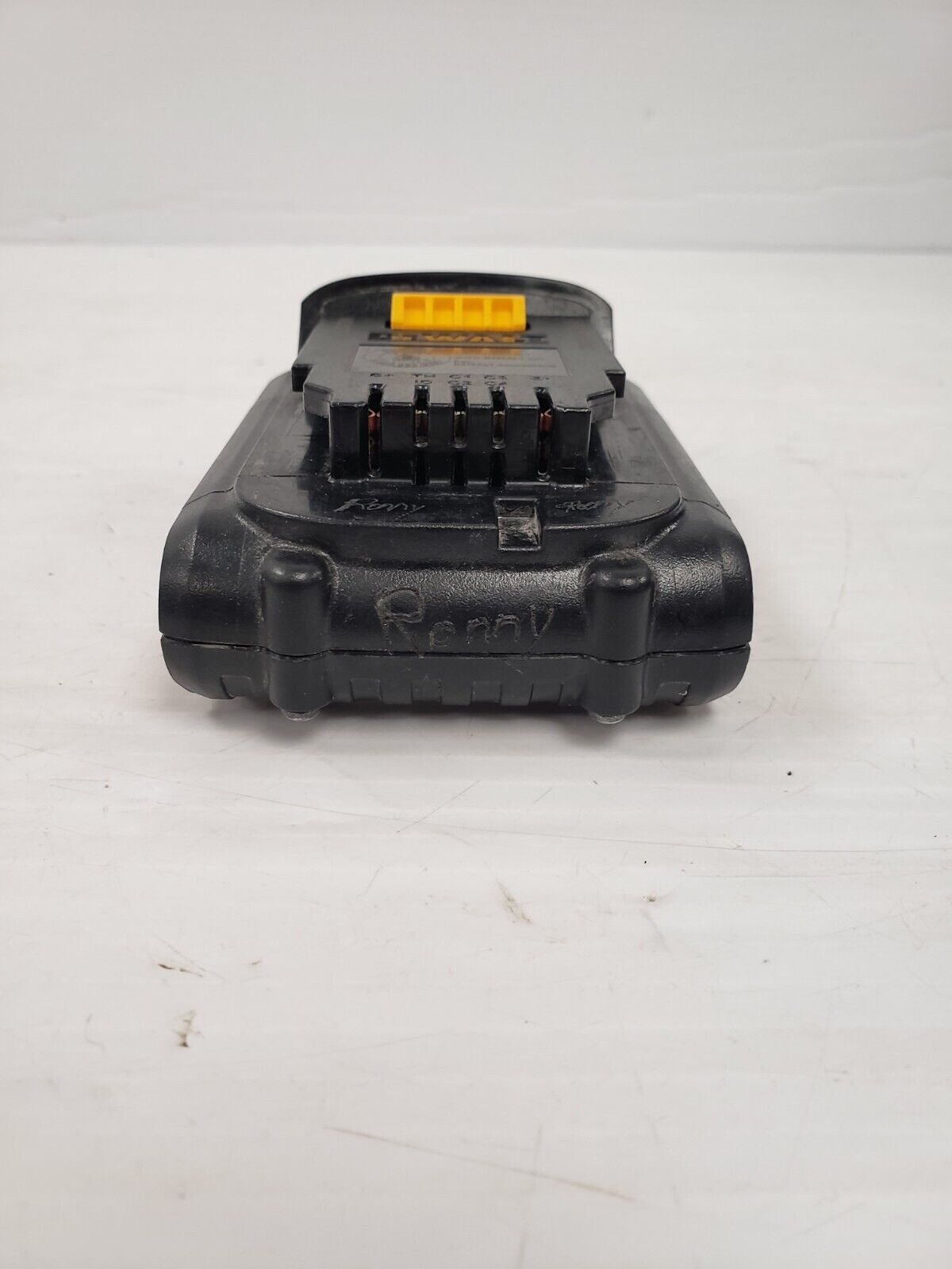DEWALT DCB201 20V MAX Lithium-Ion Battery Pack - Compatible with DEWALT 20V Tools - Perfect for Drills, Saws & Power Tools - Ideal for Construction, DIY & Home Improvement Projects
