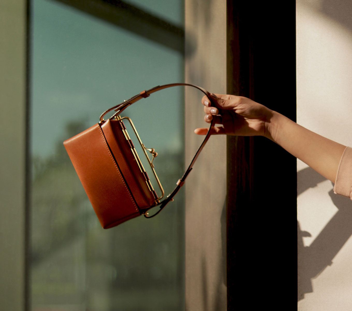 Stylish Kisslock Handbag for Women - Vintage Inspired Clutch Purse with Secure Lock Closure - Perfect for Evening Parties, Weddings & Special Occasions