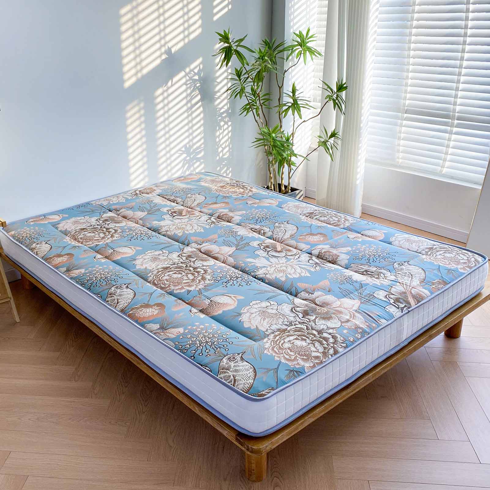 MAXYOYO Padded Japanese Floor Mattress - Floral Printed Futon Mattress & Folding Sleeping Pad for Guest Bed, Camping, Yoga & Meditation | Comfortable Floor Cushion for Small Spaces