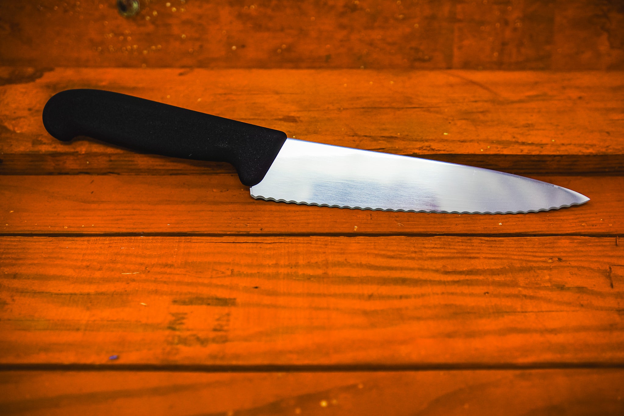 Victorinox 7.5-Inch Serrated Chef Knife - High-Quality Stainless Steel Kitchen Knife for Slicing Bread, Tomatoes & Delicate Foods - Perfect for Home Cooks & Professional Chefs