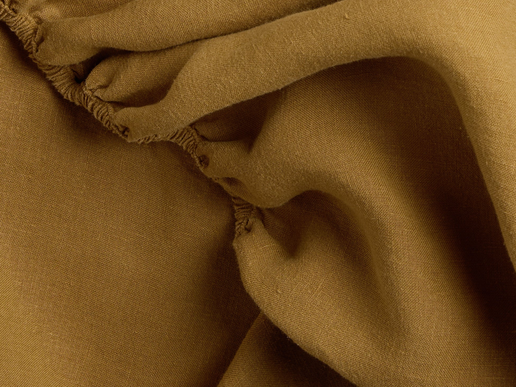 Premium 100% Linen Fitted Sheet - Honey Color - Queen Size - Soft & Breathable Bedding - Wrinkle Resistant - Perfect for Master Bedroom, Guest Room & Vacation Homes