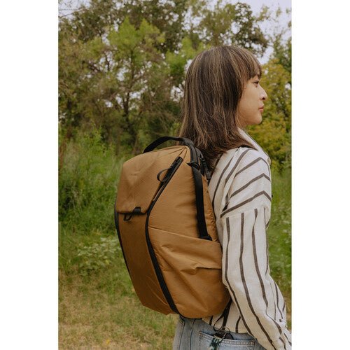 Peak Design Everyday Backpack 20L V2 - Durable Coyote Brown Camera Backpack for Photographers & Travel | Waterproof Laptop Daypack for Hiking, Commuting & Work