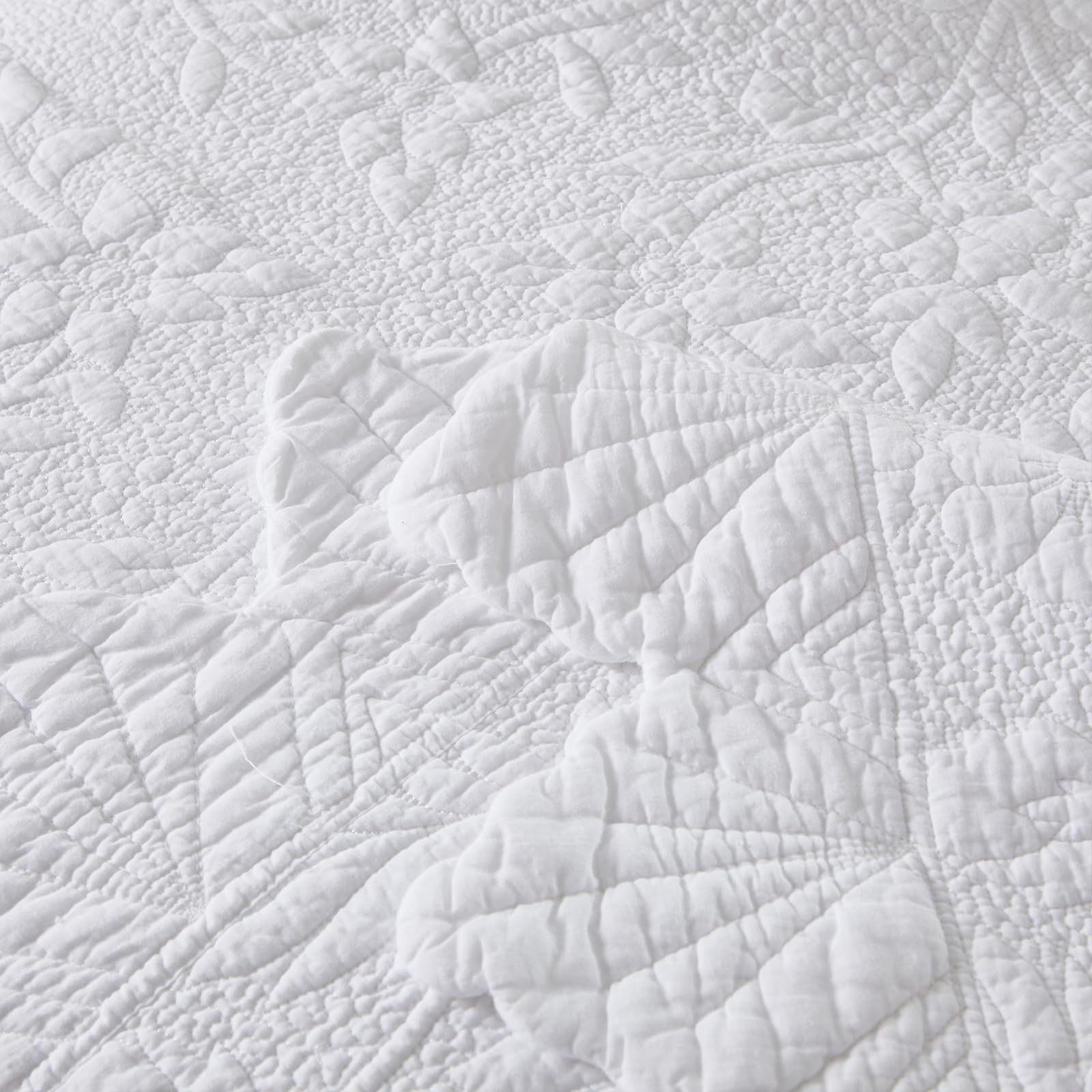 Brandream White Quilt Set Queen/King Size - 100% Cotton Matelasse Coverlet Bedding Set - Farmhouse Style Queen Size Bedspread (98x106 Inches with Standard Pillow Shams) - Perfect for Cozy Farmhouse Bedrooms, Guest Rooms & Vacation Homes