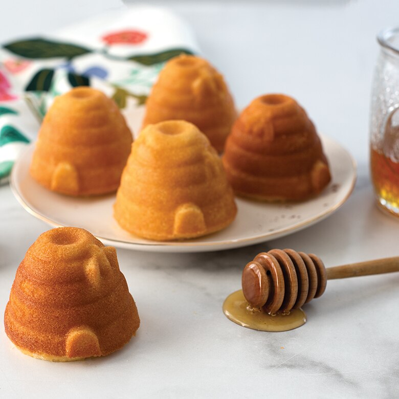 Nordic Ware 6 Cup Beehive Cakelet Pan - Non-Stick Baking Pan for Mini Cakes, Muffins & Desserts | Perfect for Birthday Parties, Tea Time & Holiday Baking