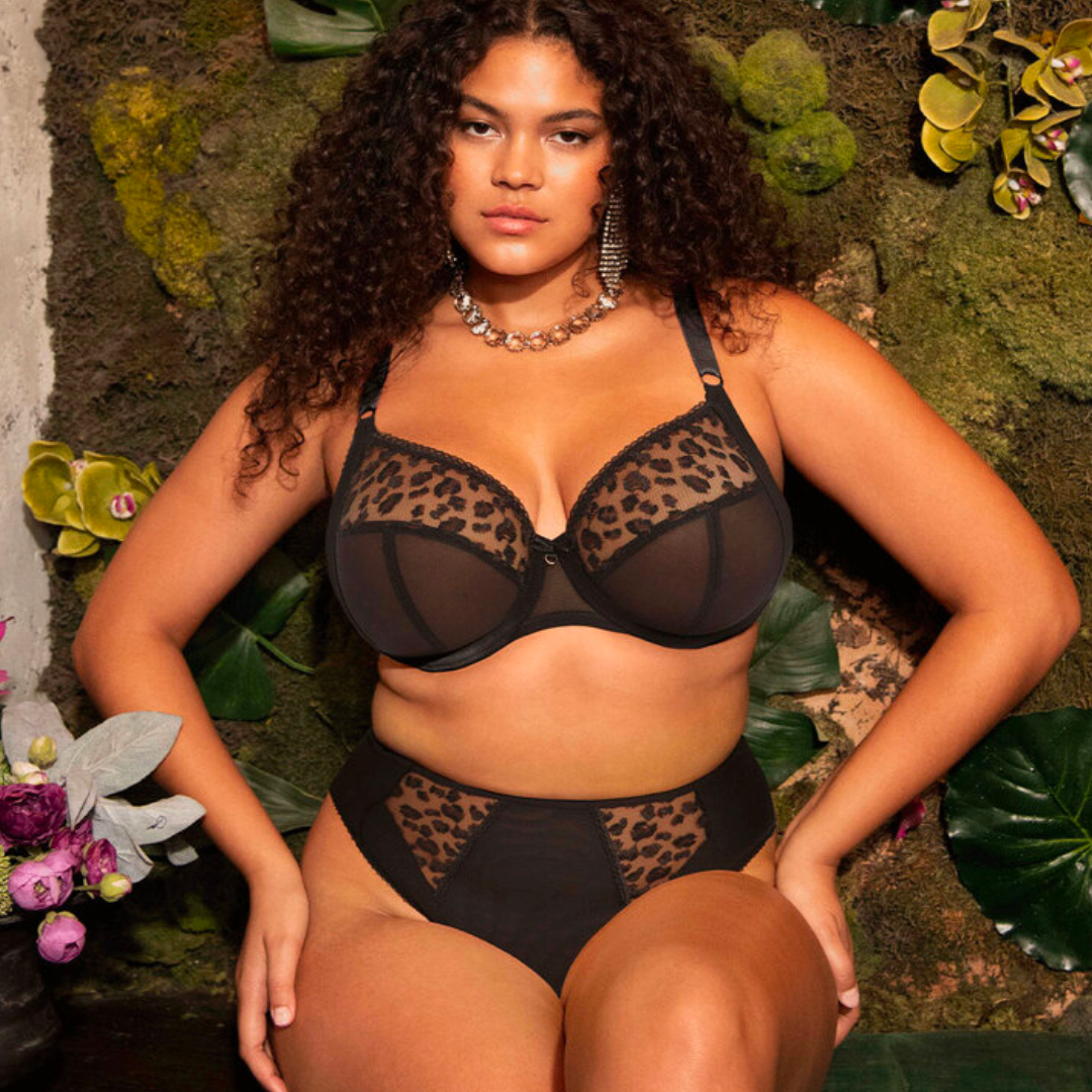 Namrah Seamless Plunge Bra for Women - Comfortable Wireless Push Up Bra with Deep V Neckline for Evening Wear & Special Occasions