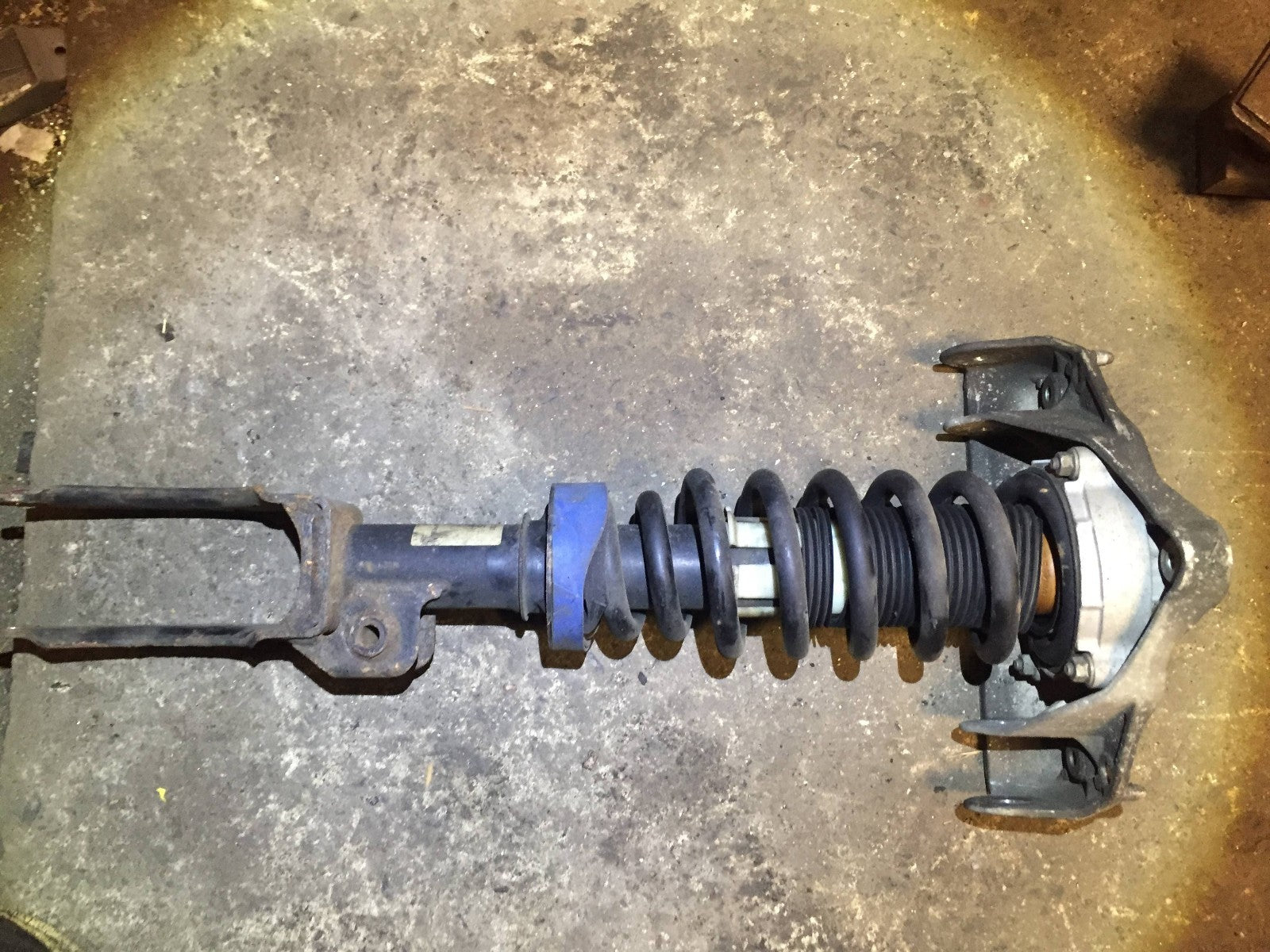 04 05 06 Porsche Cayenne Front Right Shock Absorber Strut - OEM Replacement Part - Perfect for Off-Roading & Daily Commuting