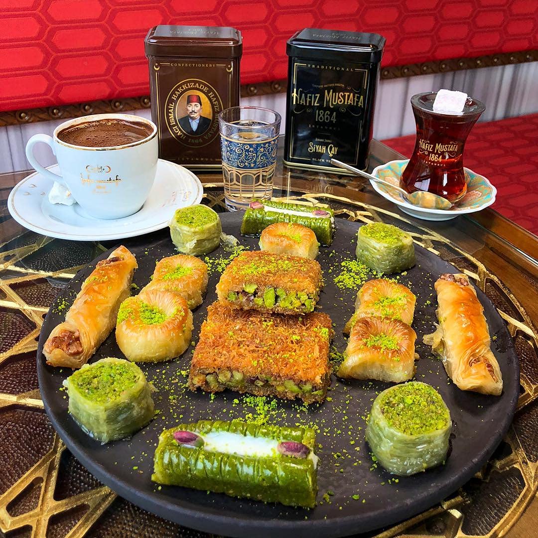 Premium Hafiz Mustafa 1864 Istanbul Baklava Pastry Gift Box - Authentic Turkish Baklava Dessert with Fresh Phyllo Dough, Pistachios, Hazelnuts & Walnuts - Perfect for Birthdays, Christmas Gifts, Dinner Parties & Turkish Cuisine Lovers