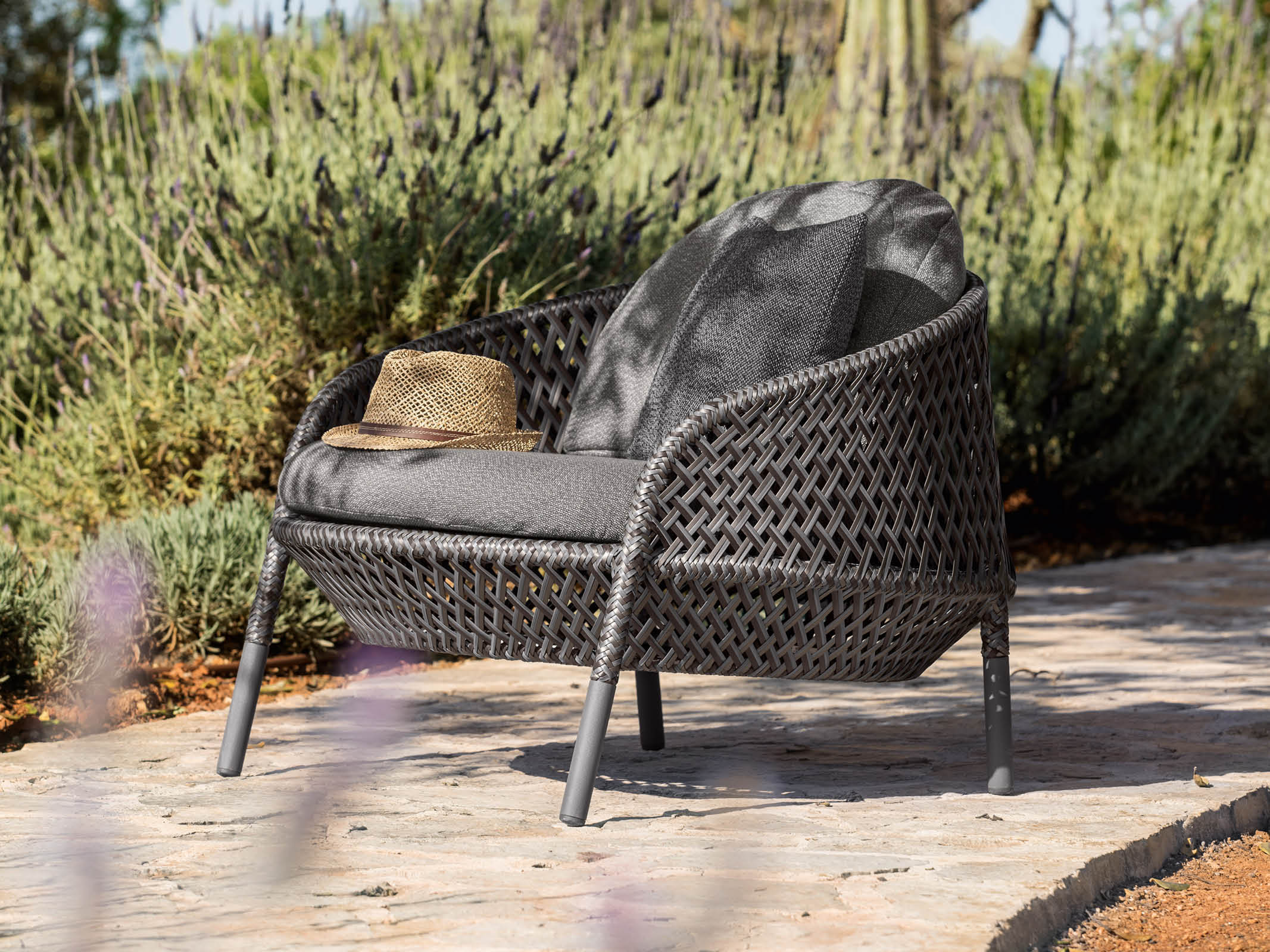 Ahnda Modern Lounge Chair - Comfortable Accent Chair for Living Room, Bedroom & Office - Stylish Relaxation Chair with Soft Cushions (Perfect for Reading, Napping & Entertaining)