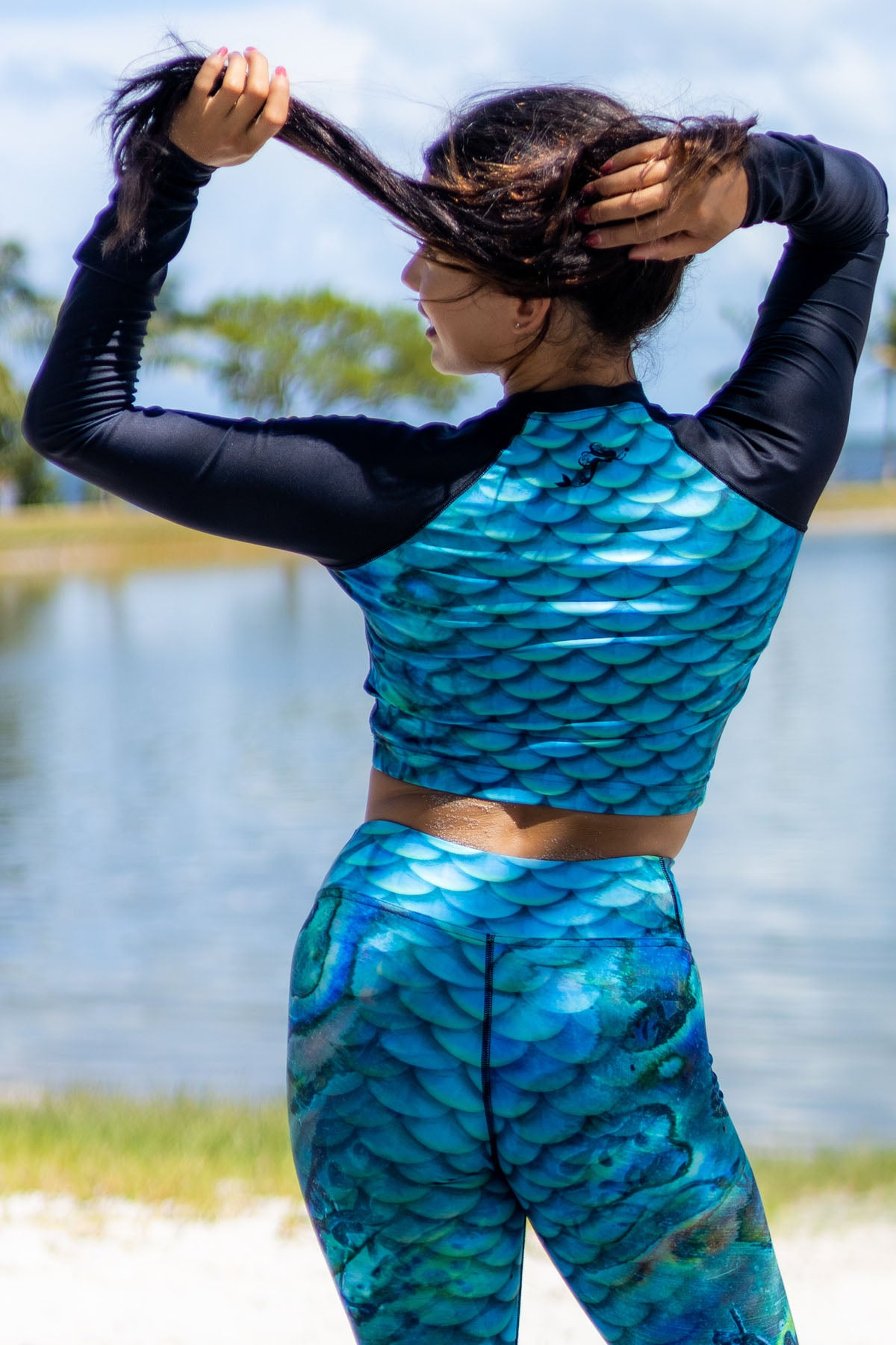 Eco-Friendly Abalone Scale Print Cropped Rash Guard - Perfect for Surfing, Swimming & Beach Activities