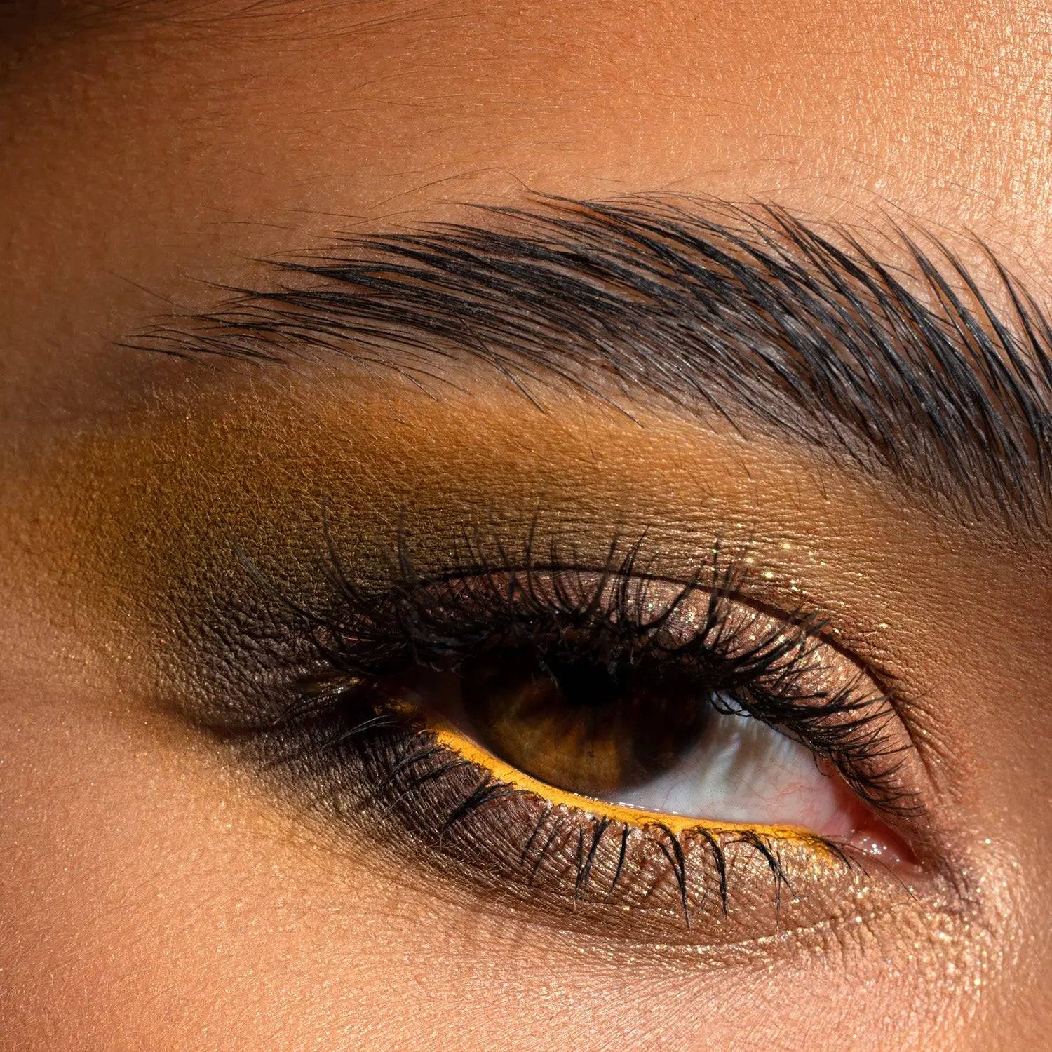 MACRO TECH EYE CRAYON - Long Lasting Eyeliner Pencil for Smokey Eyes & Waterline - Perfect for Everyday Makeup & Professional Looks